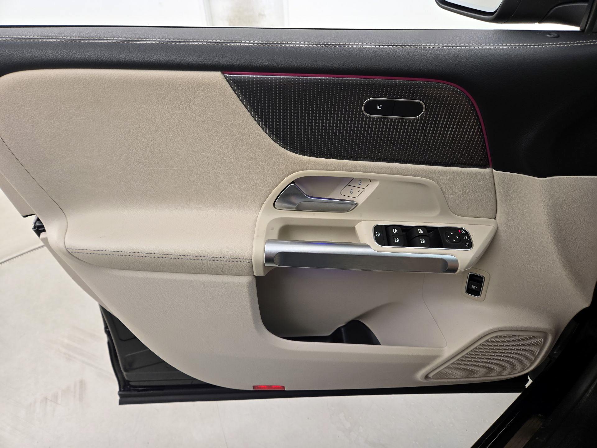 Thumbnail: 2022 Mercedes-Benz GLB - 12