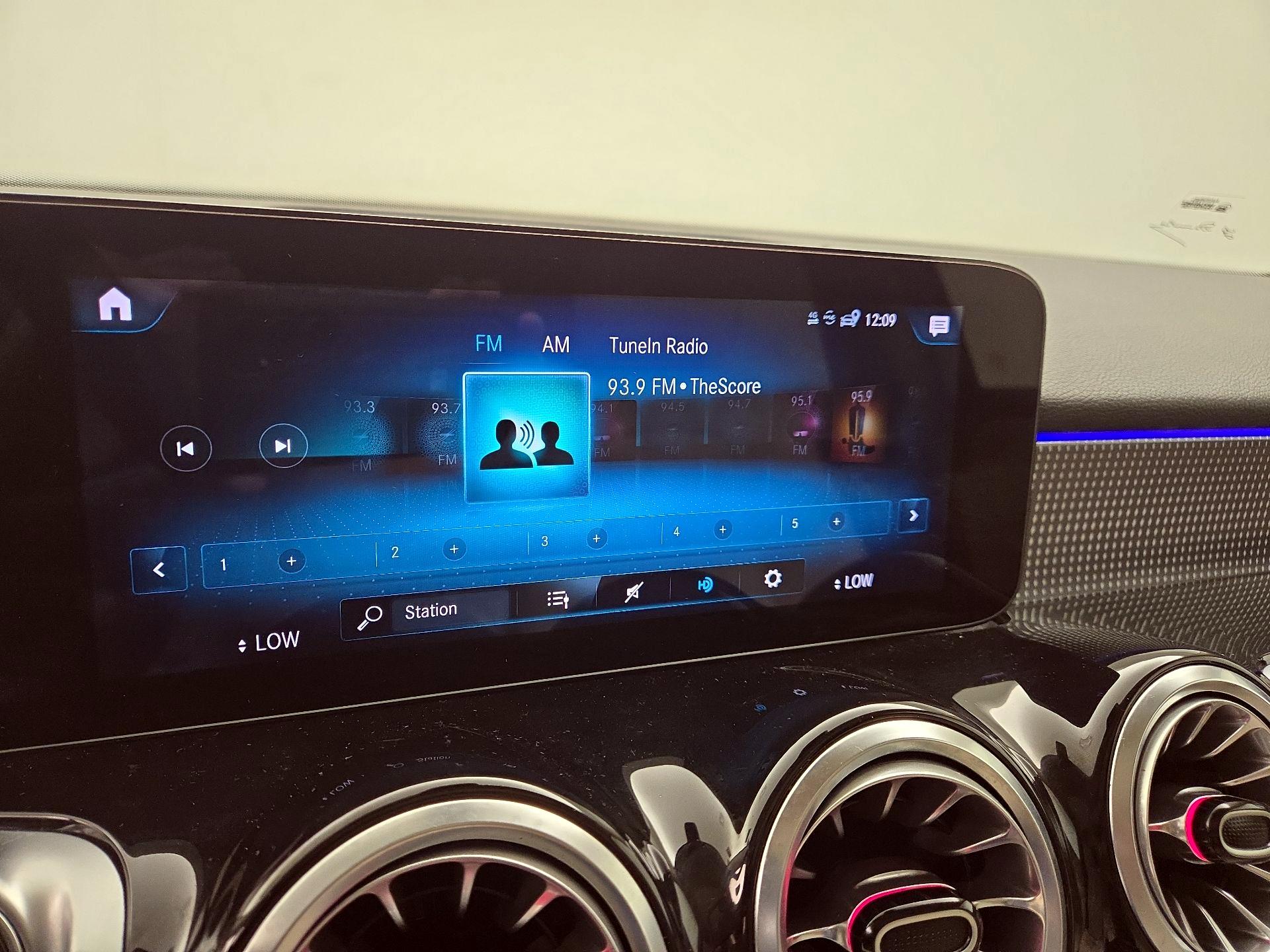 Thumbnail: 2022 Mercedes-Benz GLB - 15