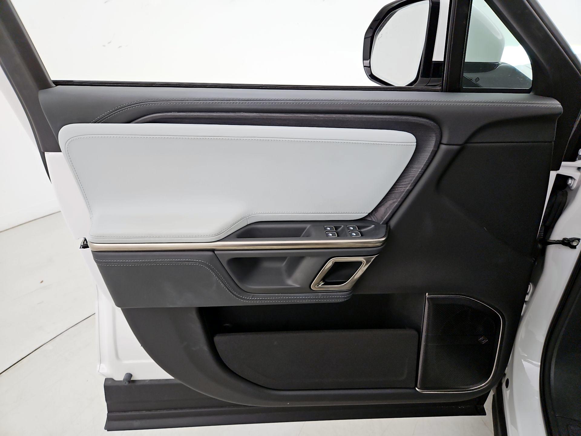 Thumbnail: 2024 Rivian R1S - 12