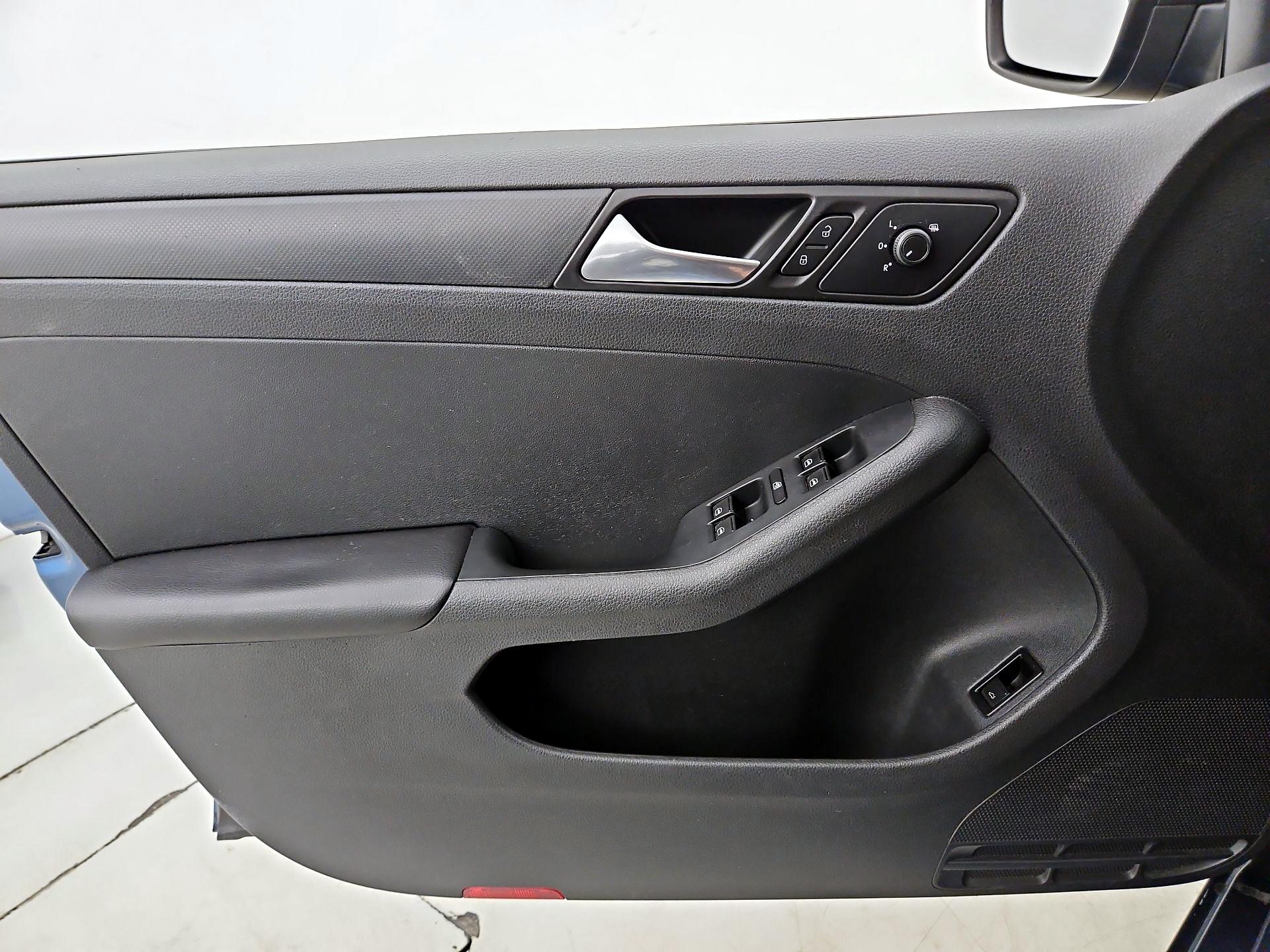 Thumbnail: 2016 Volkswagen Jetta - 12