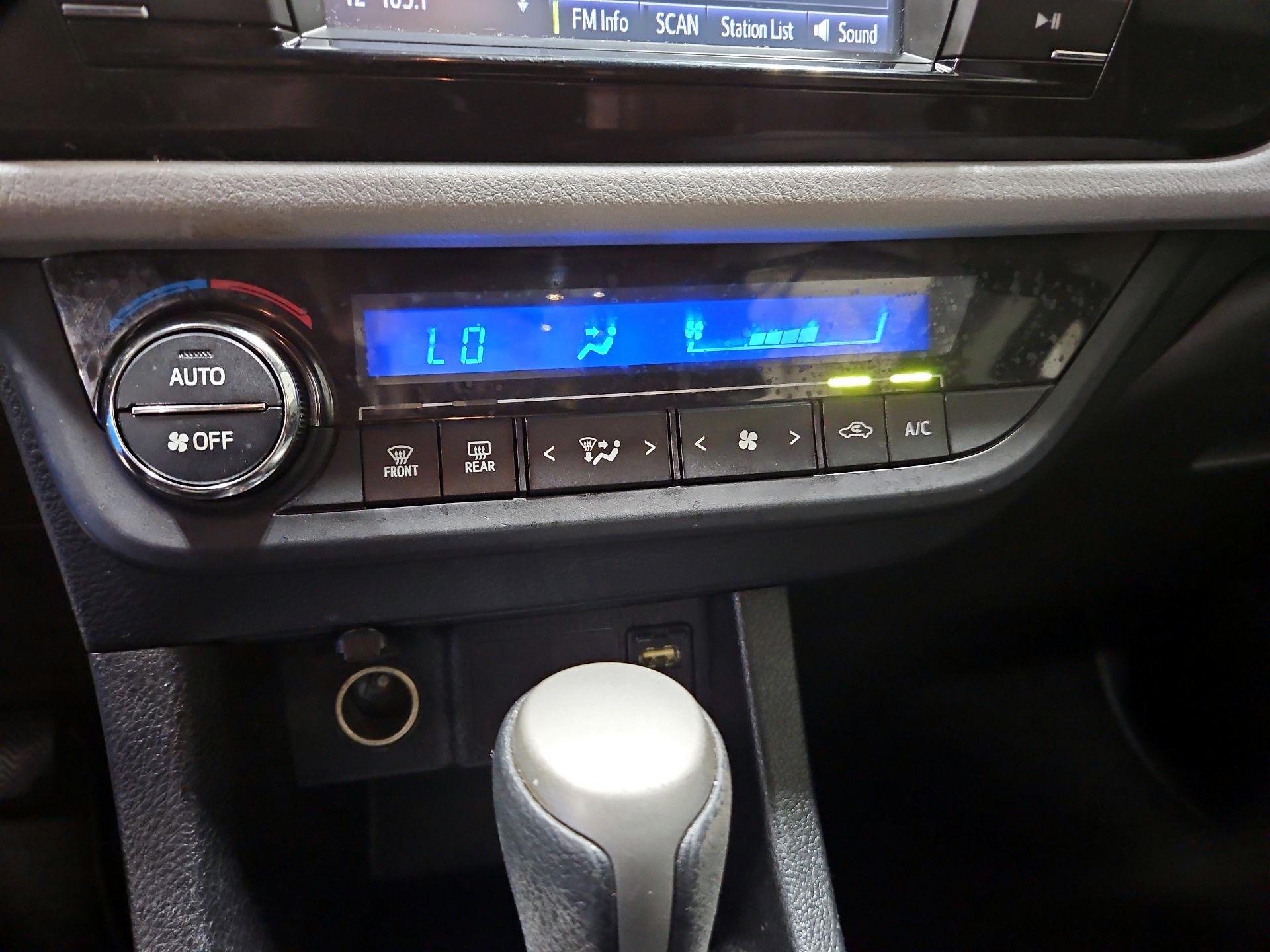 Thumbnail: 2014 Toyota Corolla - 16