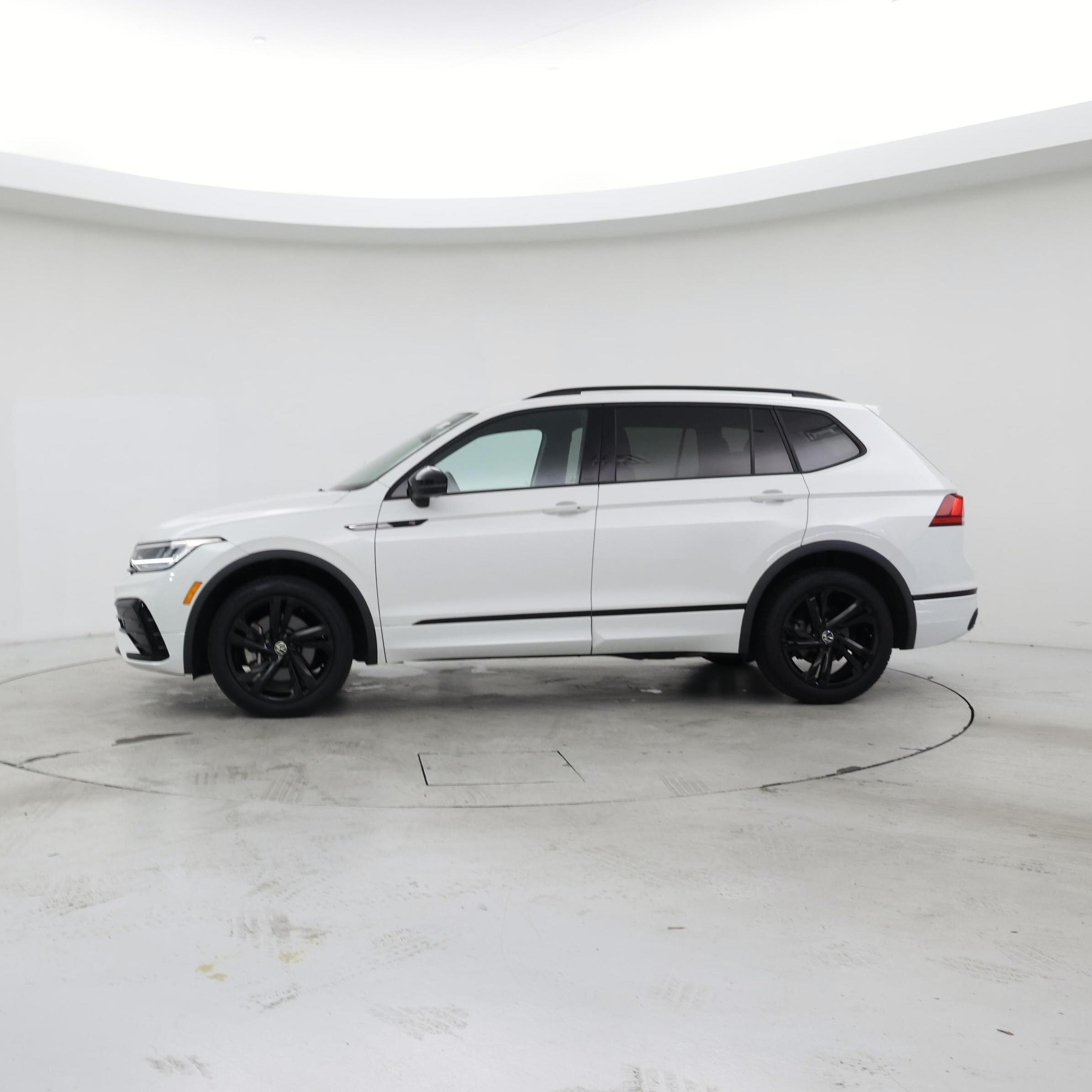 Thumbnail: 2023 Volkswagen Tiguan - 3