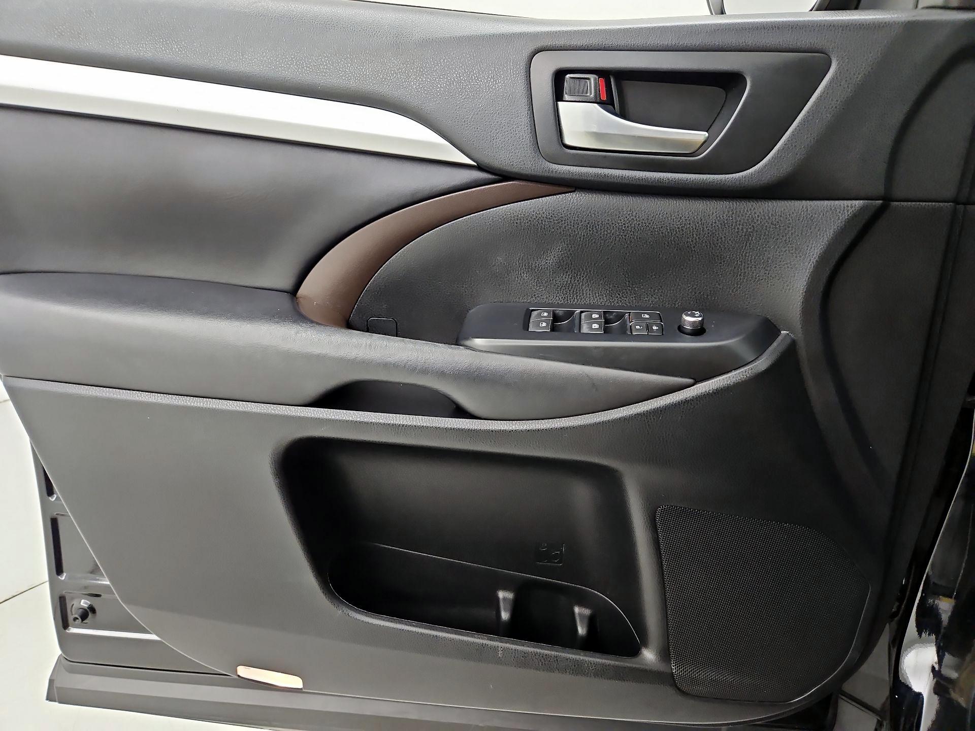 Thumbnail: 2019 Toyota Highlander - 12