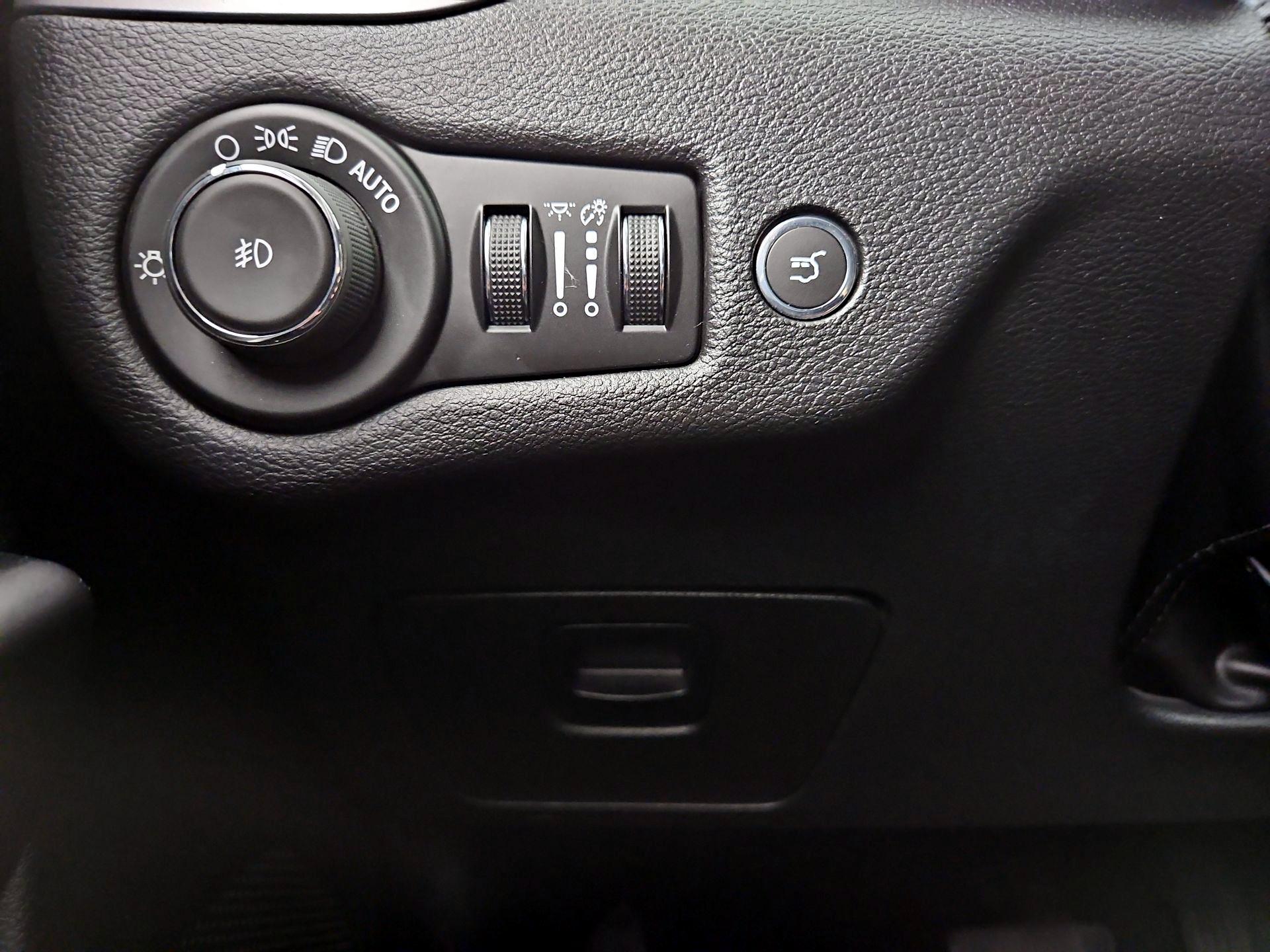 Thumbnail: 2019 Jeep Cherokee - 13