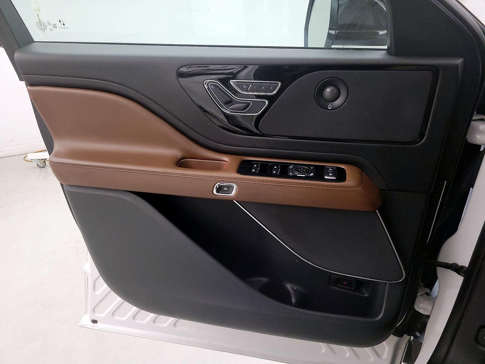 Thumbnail: 2021 Lincoln Aviator - 10
