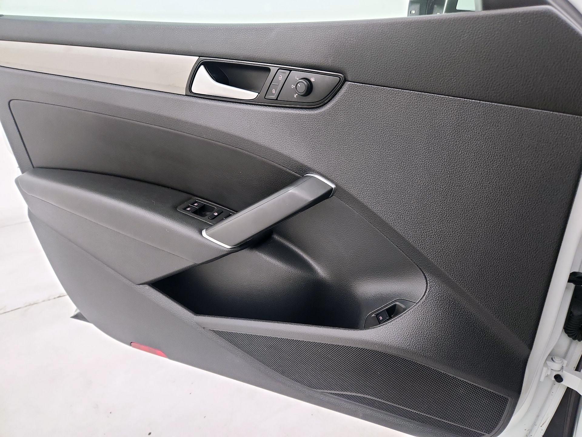 Thumbnail: 2021 Volkswagen Passat - 12