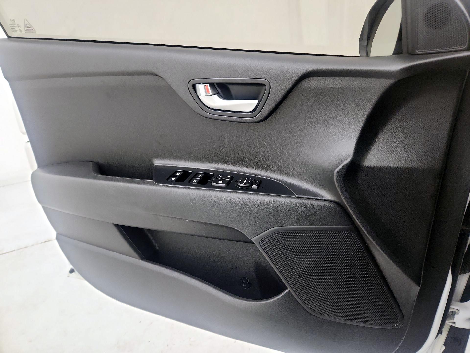 Thumbnail: 2019 Kia Rio - 12