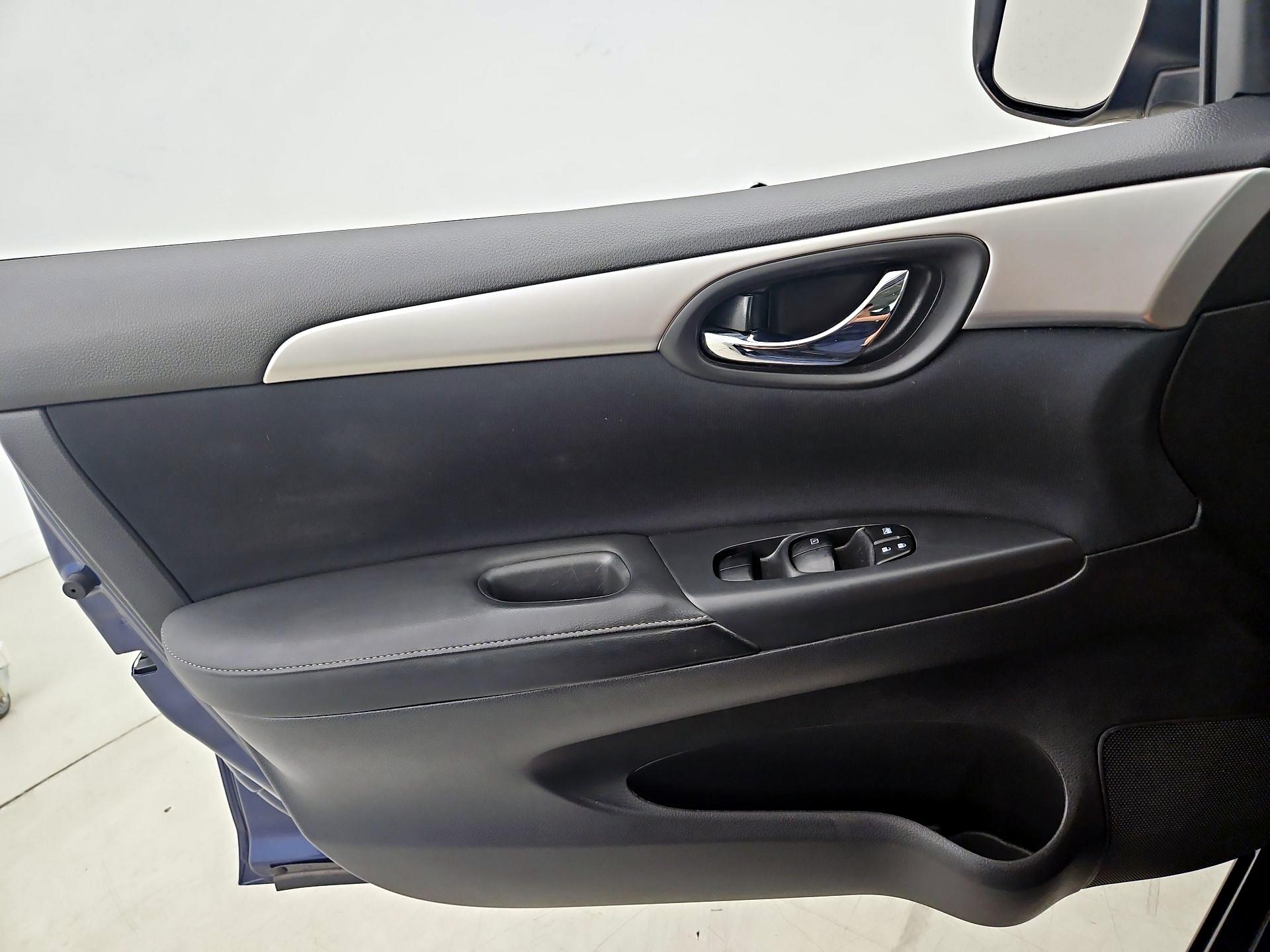Thumbnail: 2016 Nissan Sentra - 12