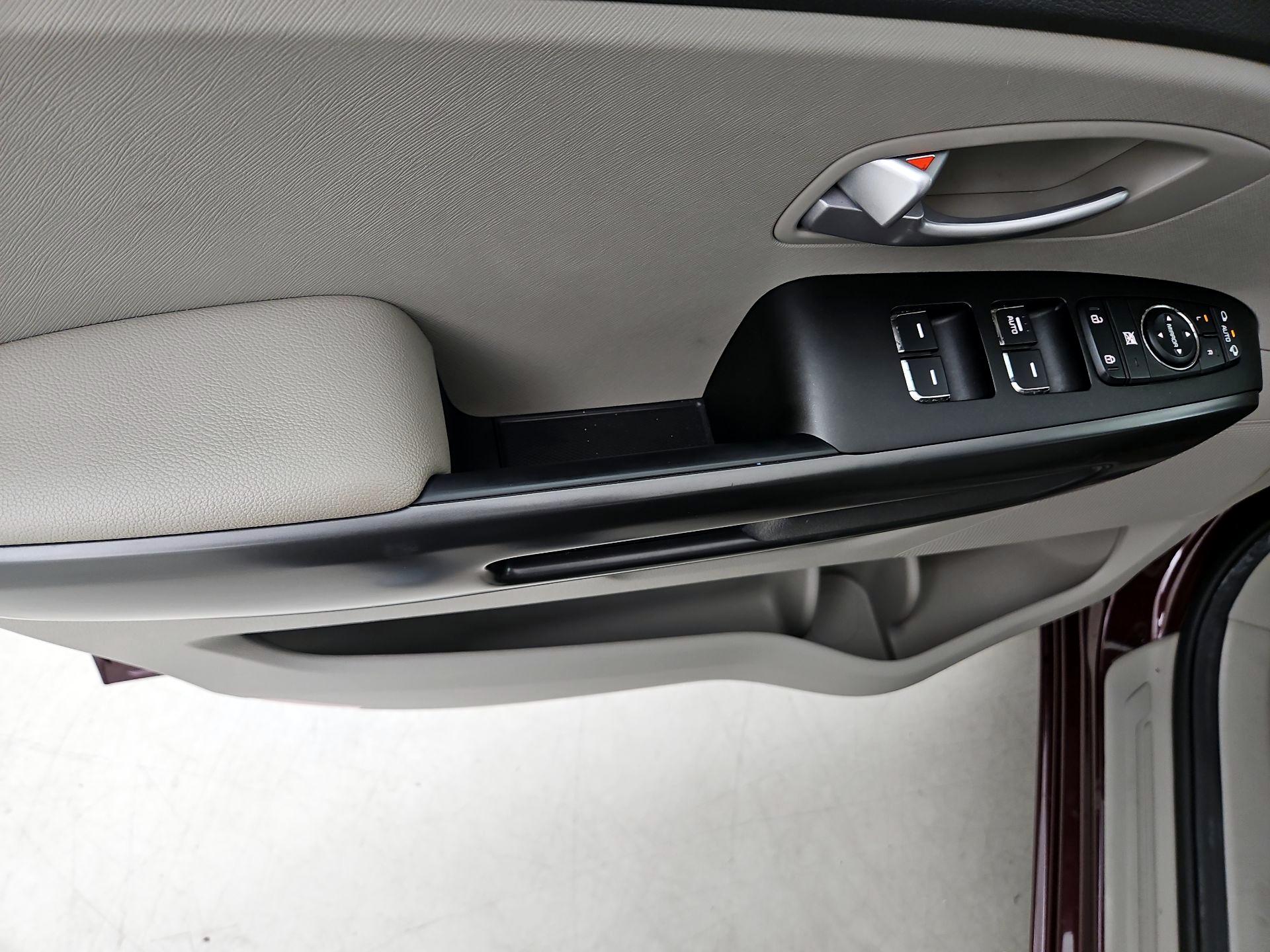 Thumbnail: 2018 Kia Sedona - 10