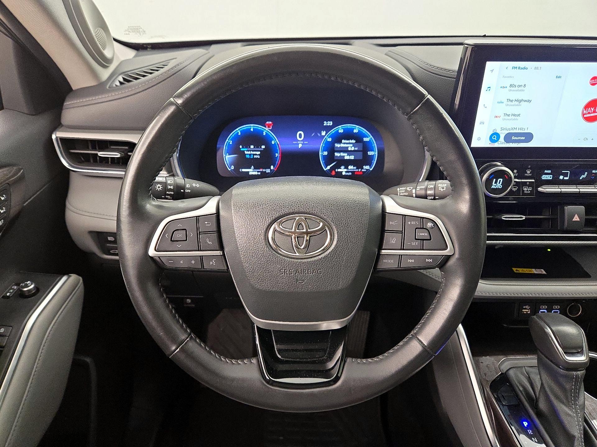 Thumbnail: 2023 Toyota Highlander - 10