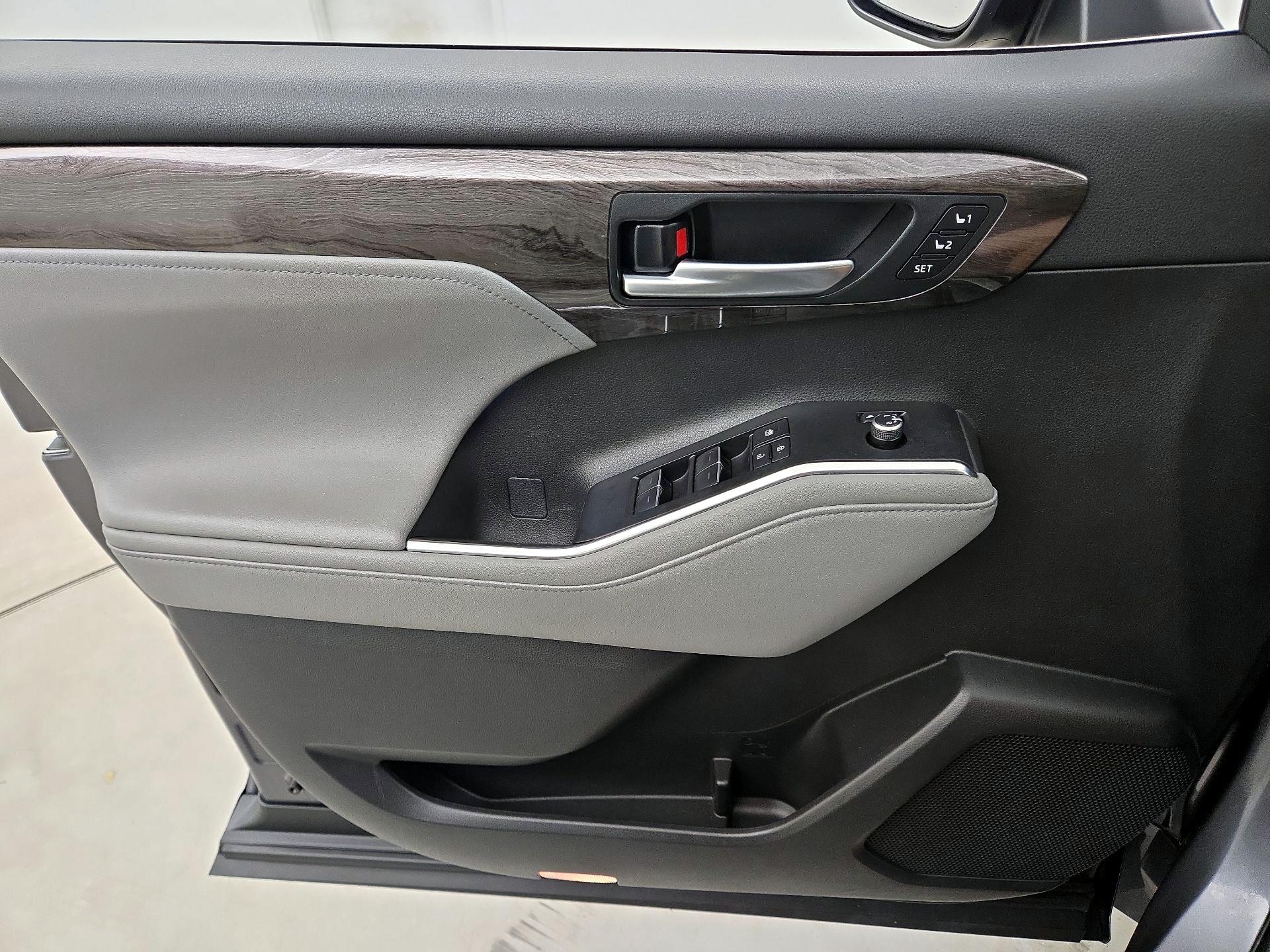 Thumbnail: 2023 Toyota Highlander - 12