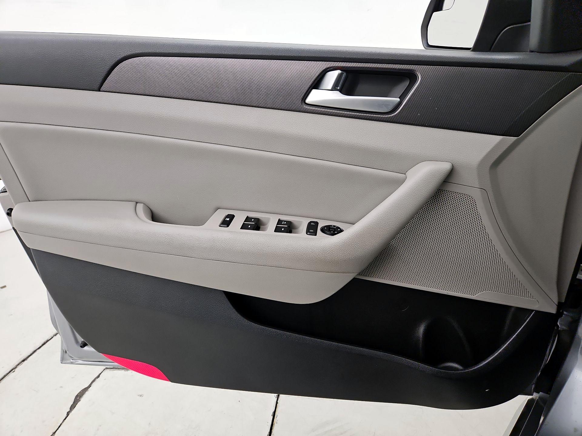 Thumbnail: 2015 Hyundai Sonata - 10