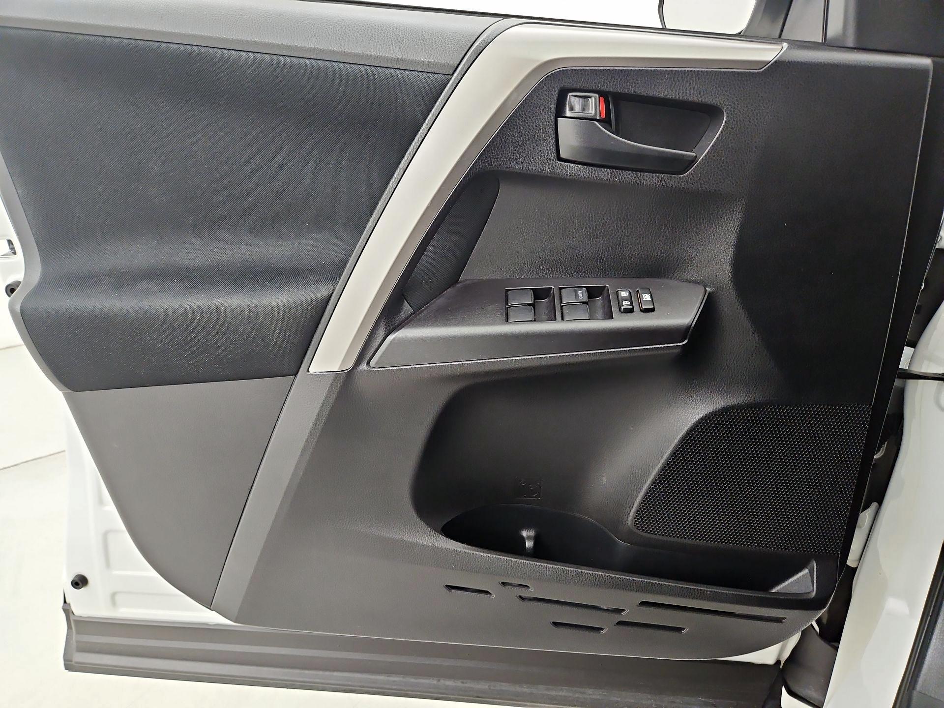 Thumbnail: 2018 Toyota RAV4 - 12