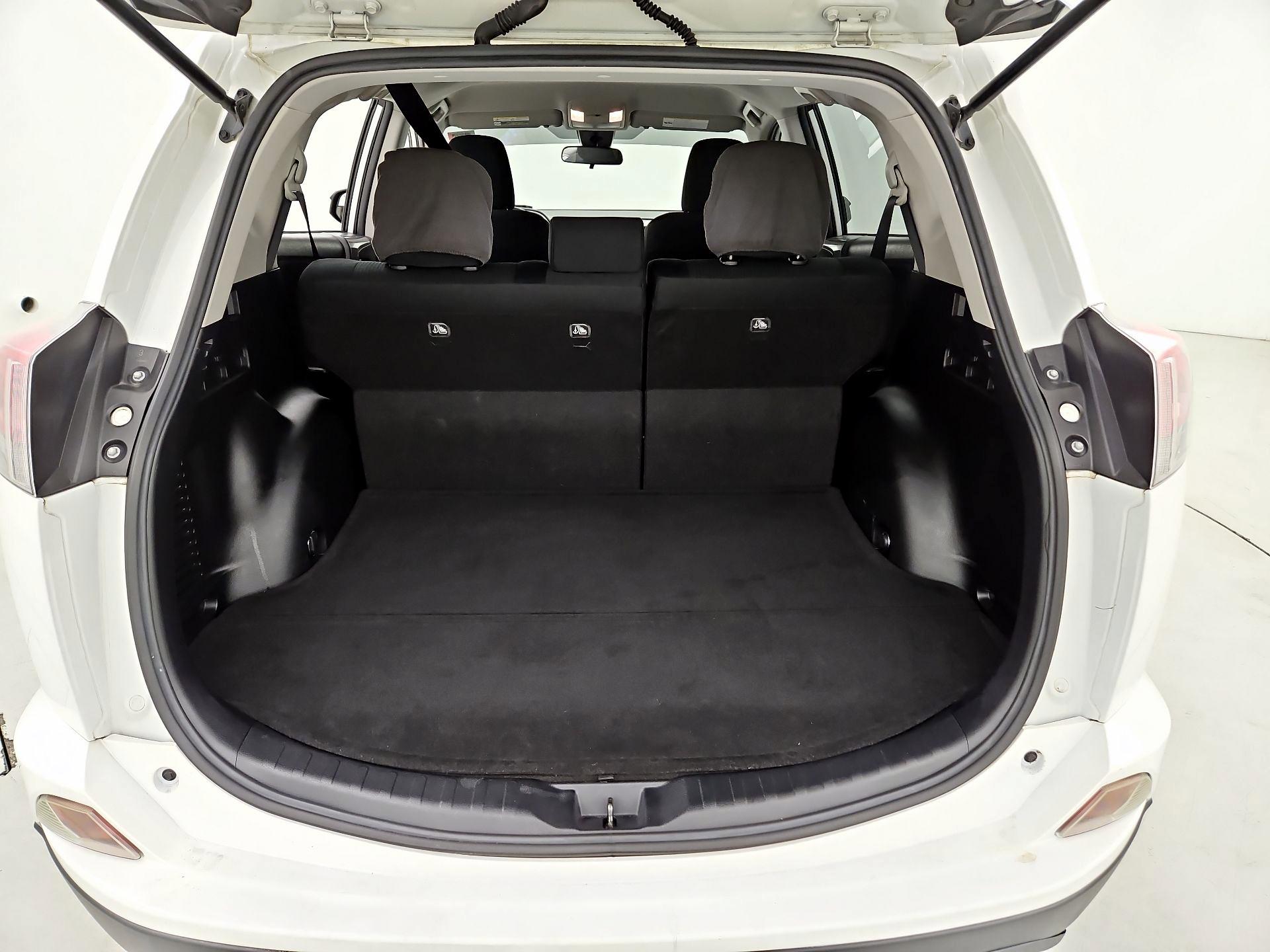 Thumbnail: 2018 Toyota RAV4 - 20