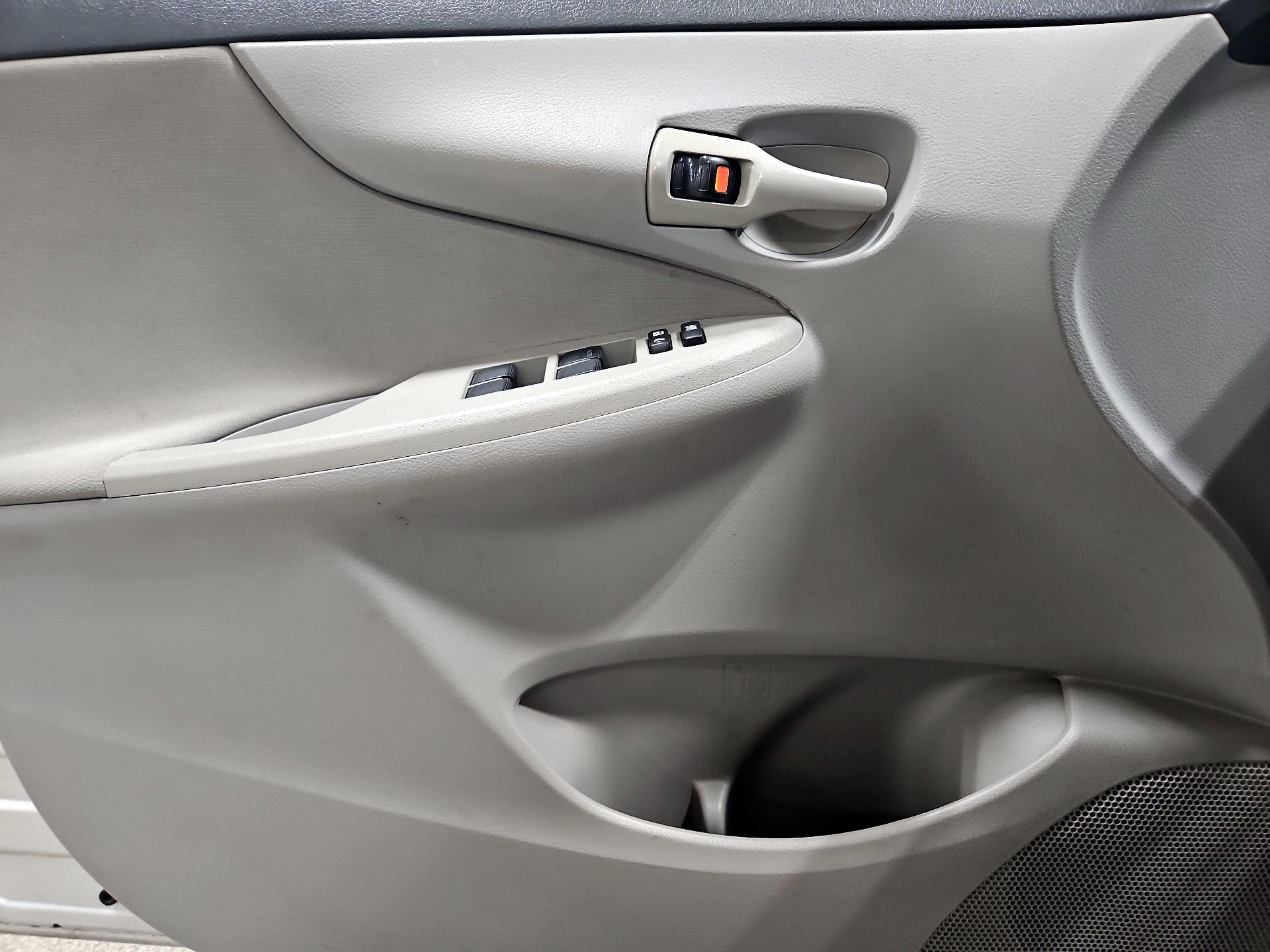 Thumbnail: 2013 Toyota Corolla - 12