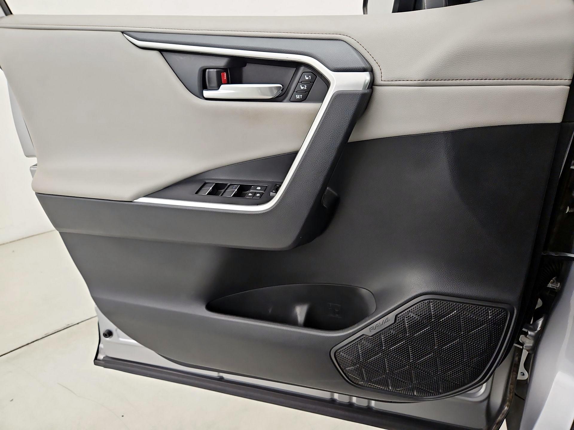 Thumbnail: 2019 Toyota RAV4 - 12