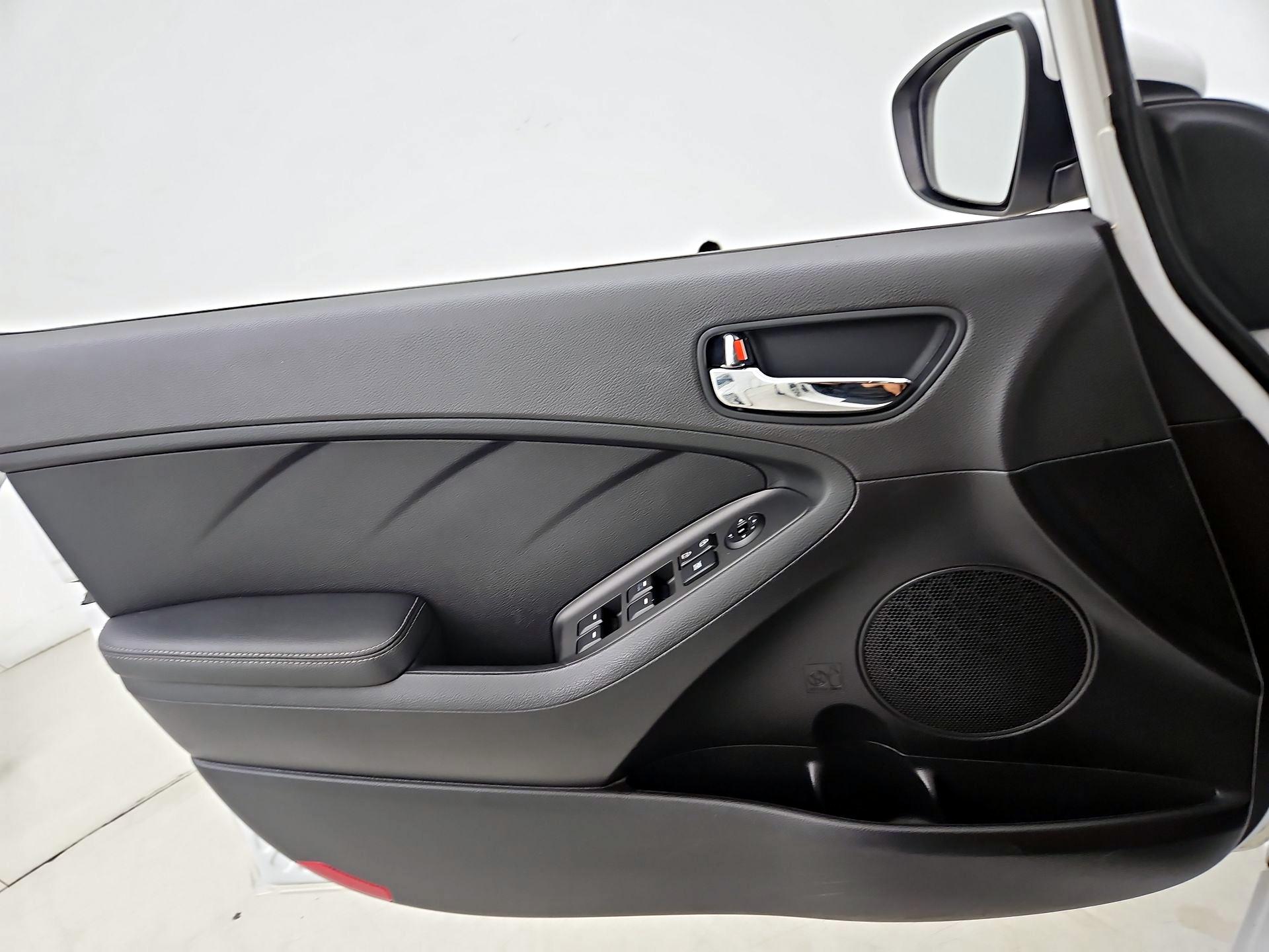 Thumbnail: 2016 Kia Forte - 12
