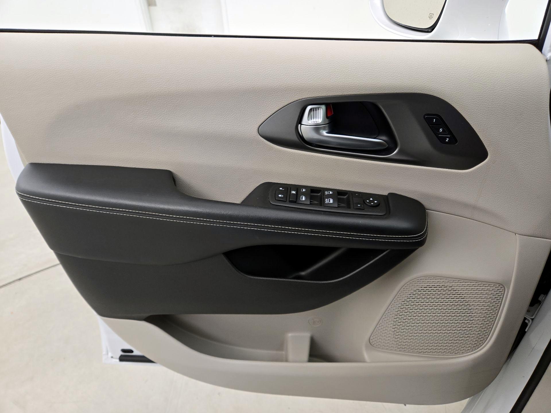 Thumbnail: 2022 Chrysler Pacifica - 12