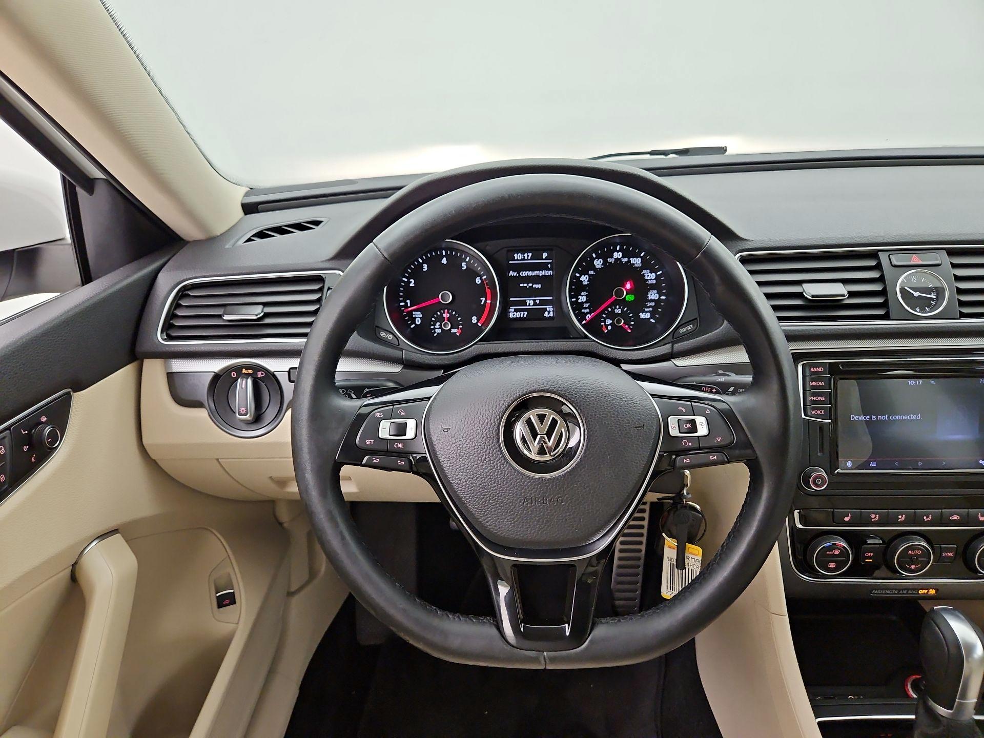 Thumbnail: 2017 Volkswagen Passat - 10