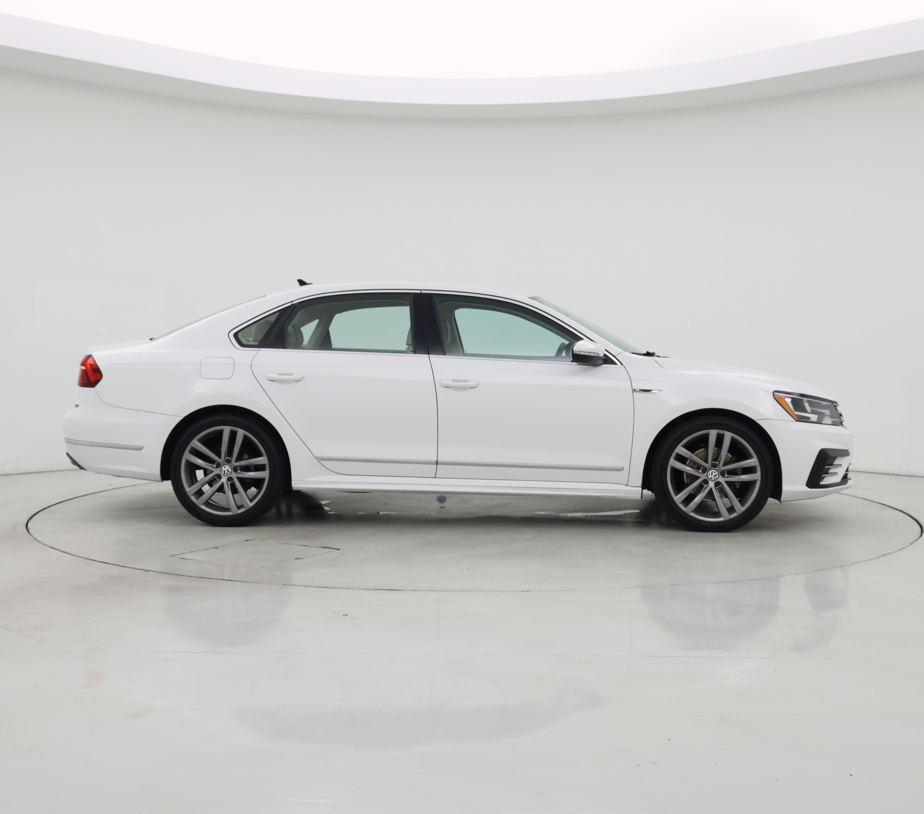 Thumbnail: 2017 Volkswagen Passat - 7
