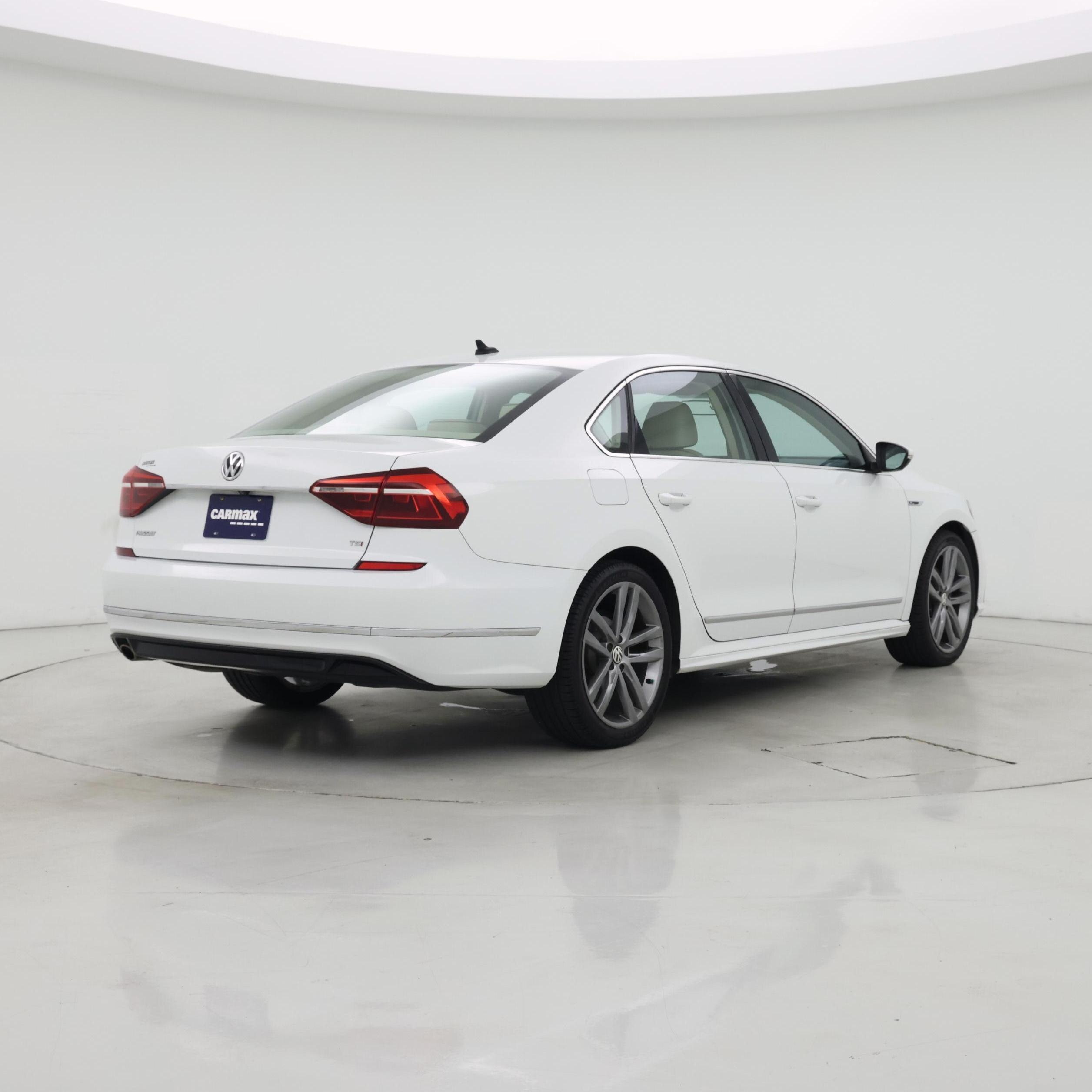 Thumbnail: 2017 Volkswagen Passat - 8