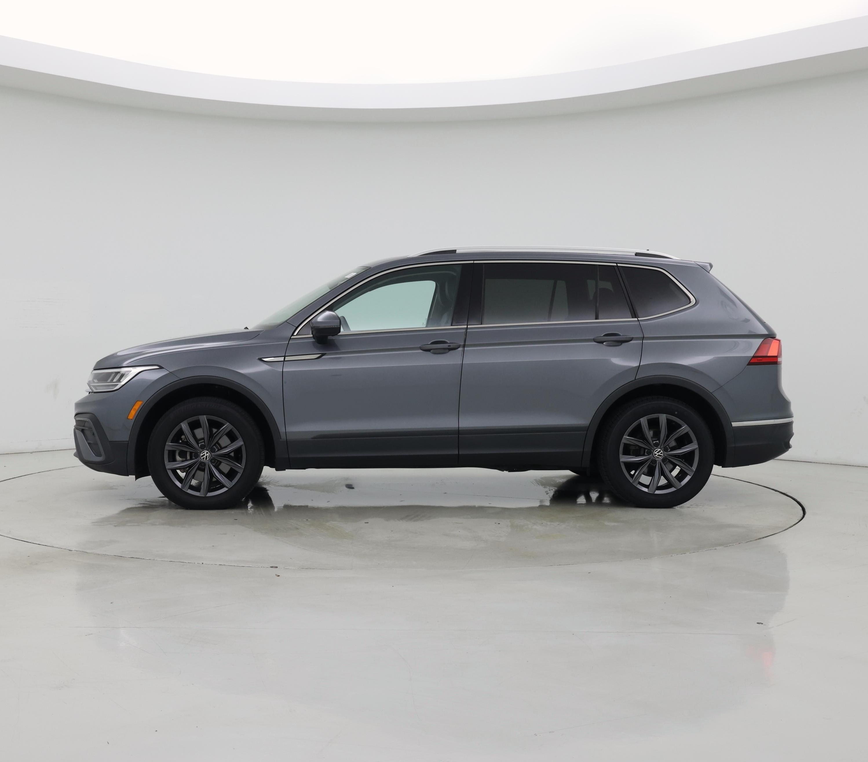 Thumbnail: 2022 Volkswagen Tiguan - 3