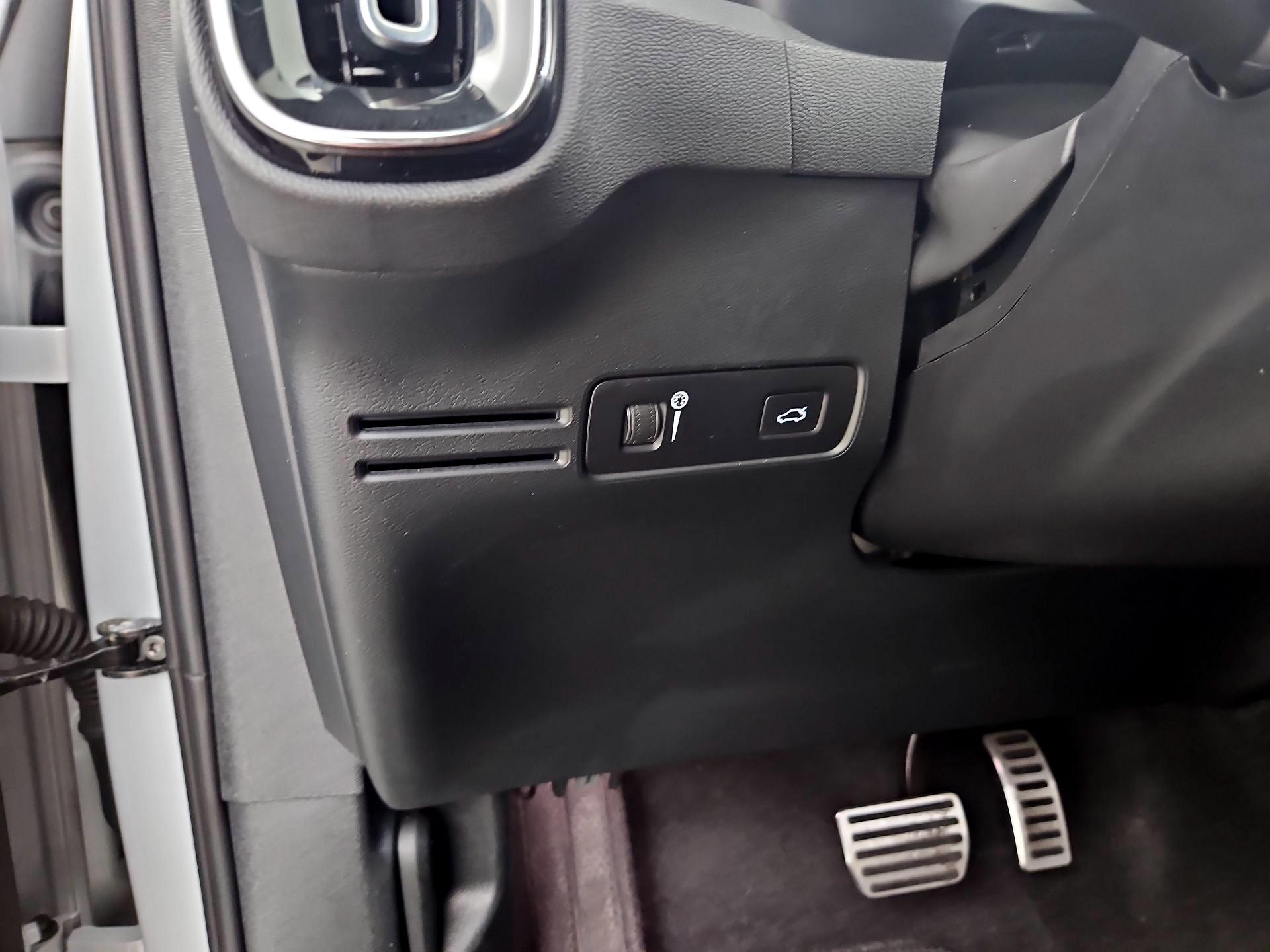Thumbnail: 2021 Volvo XC40 - 13