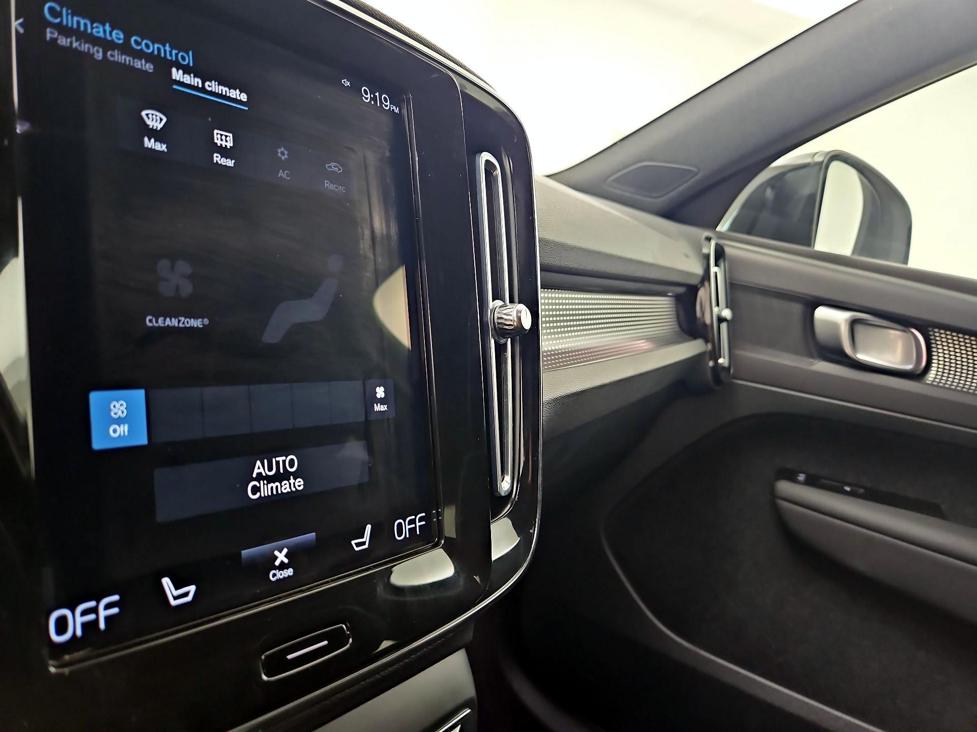 Thumbnail: 2021 Volvo XC40 - 17