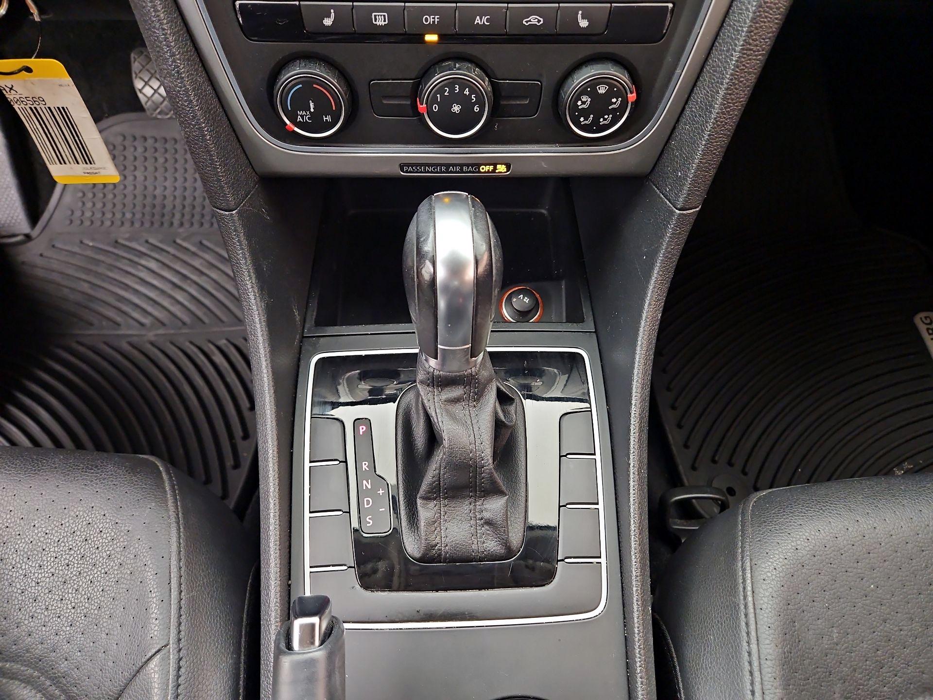 Thumbnail: 2014 Volkswagen Passat - 16