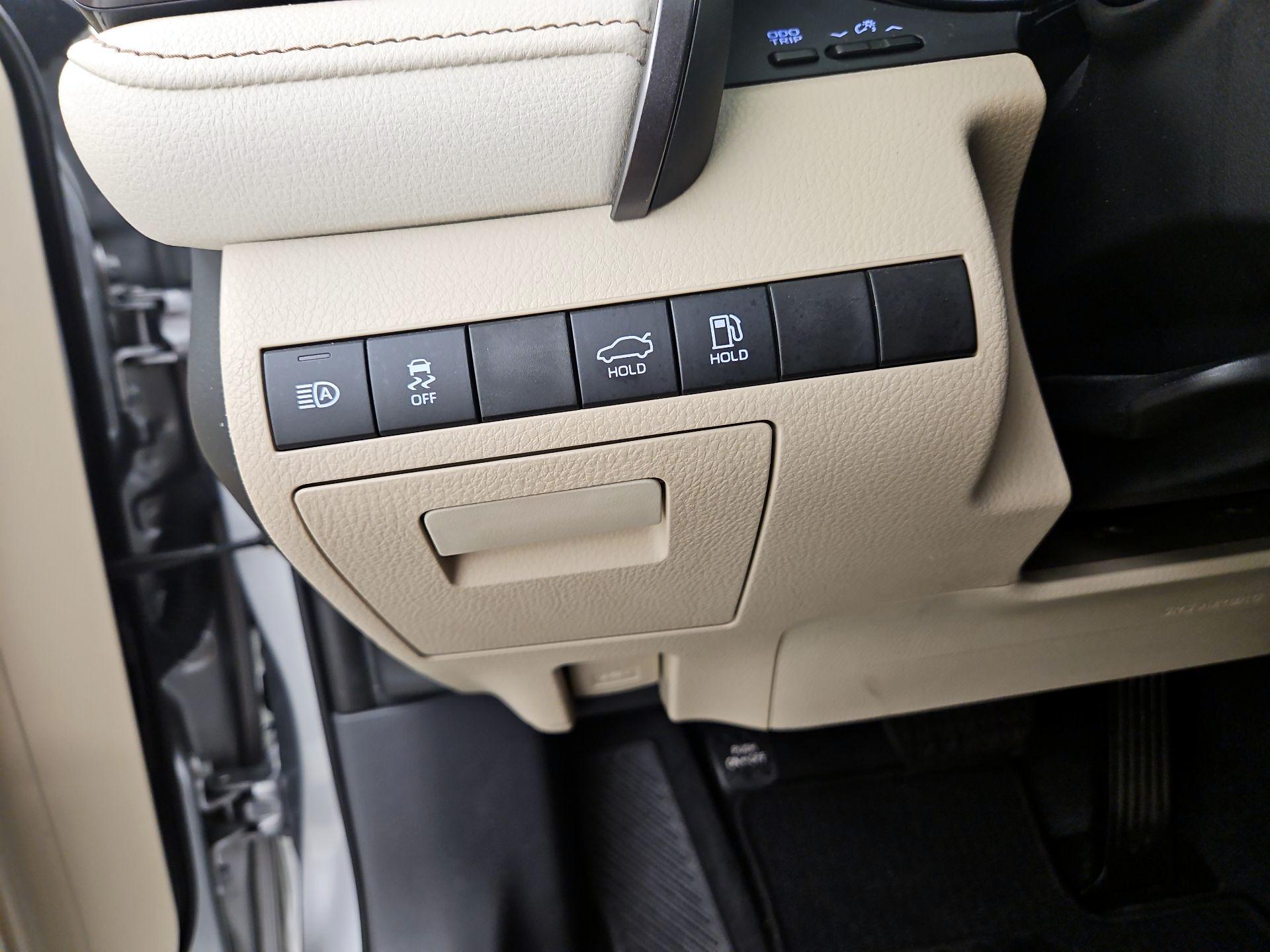 Thumbnail: 2020 Toyota Camry - 13