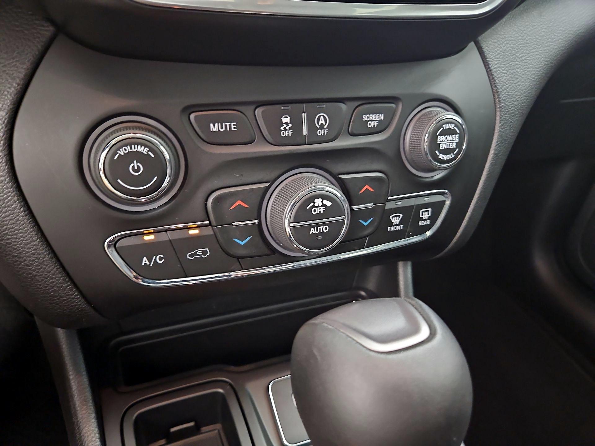 Thumbnail: 2021 Jeep Cherokee - 15