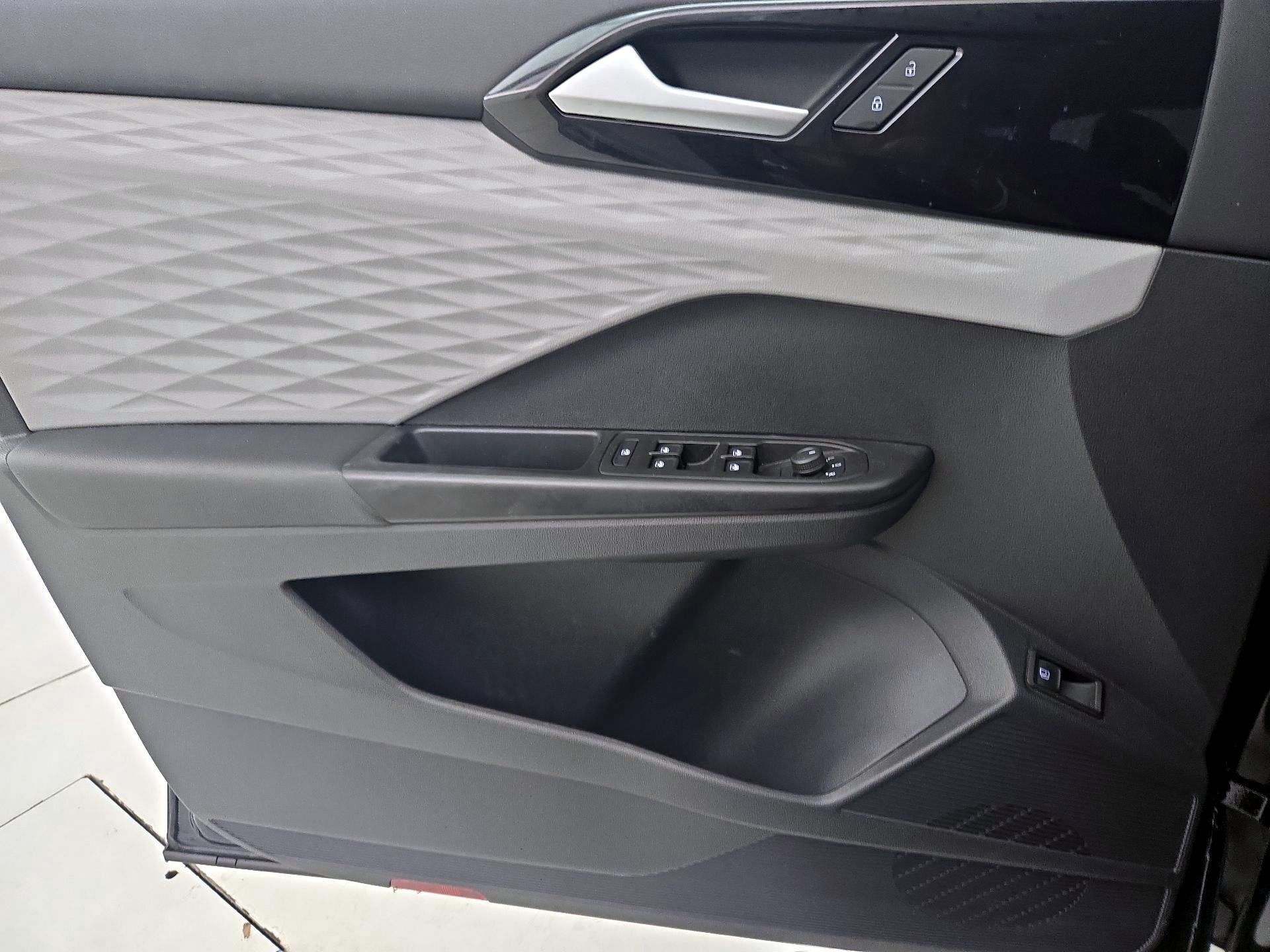 Thumbnail: 2022 Volkswagen Taos - 12