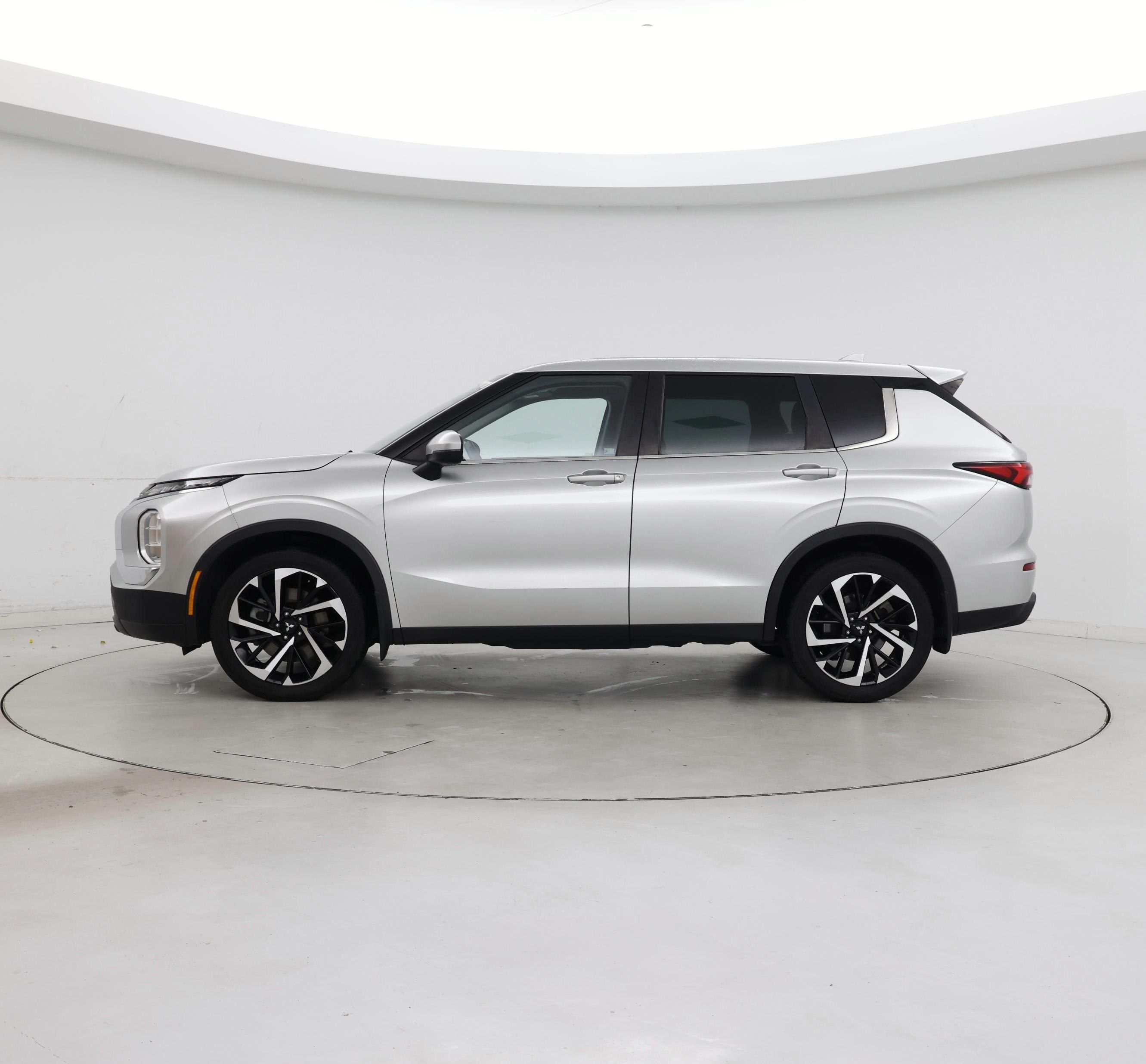 Thumbnail: 2022 Mitsubishi Outlander - 3