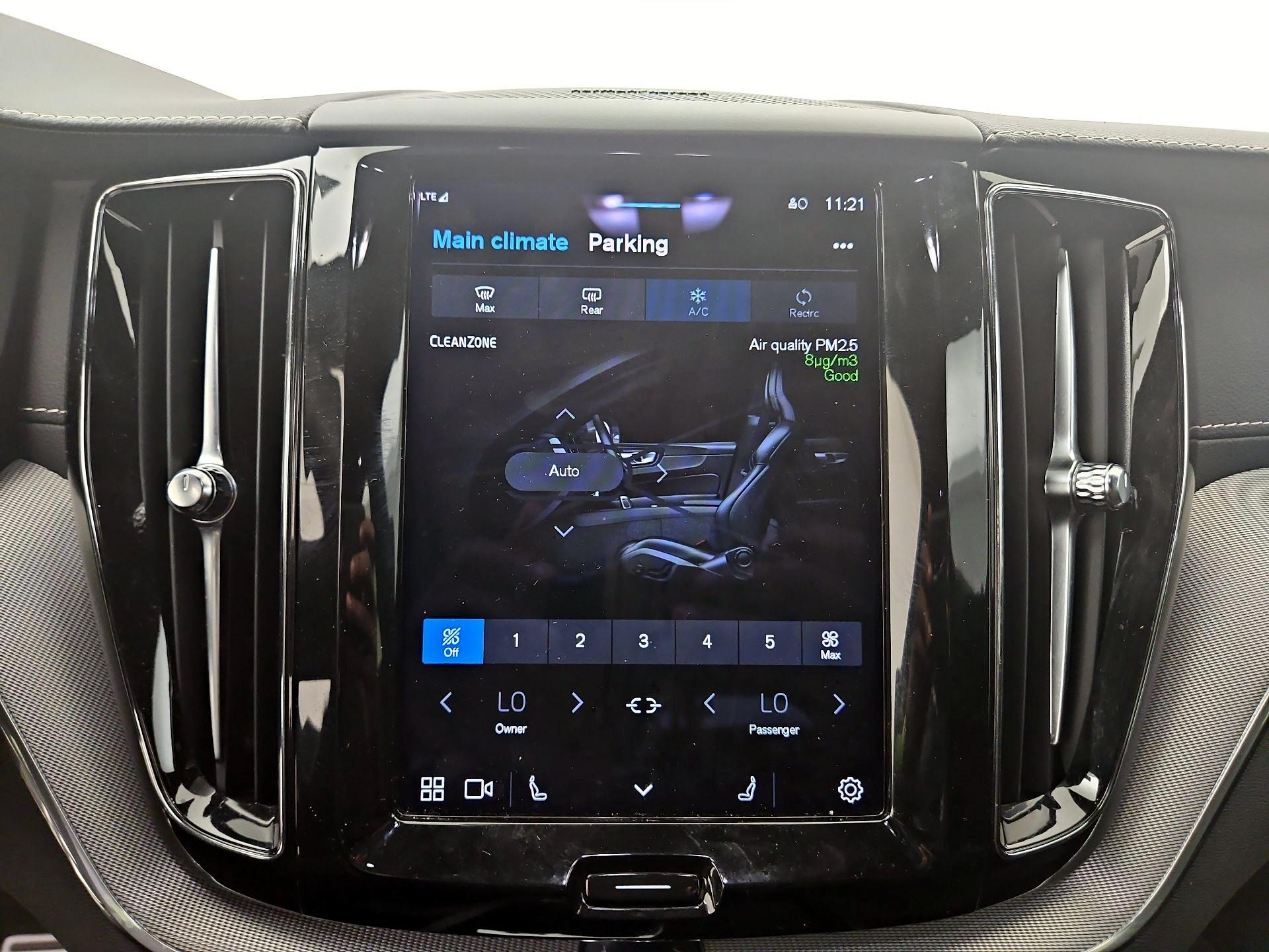 Thumbnail: 2022 Volvo XC60 - 16