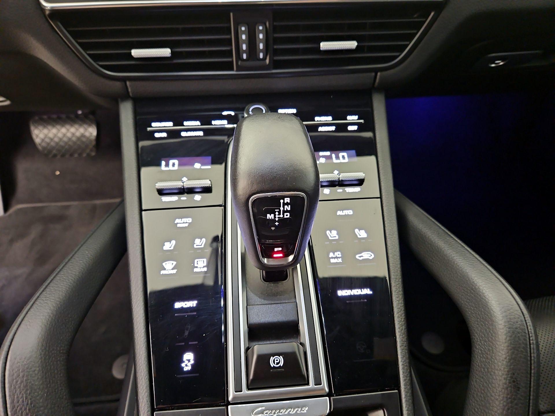 Thumbnail: 2022 Porsche Cayenne - 16