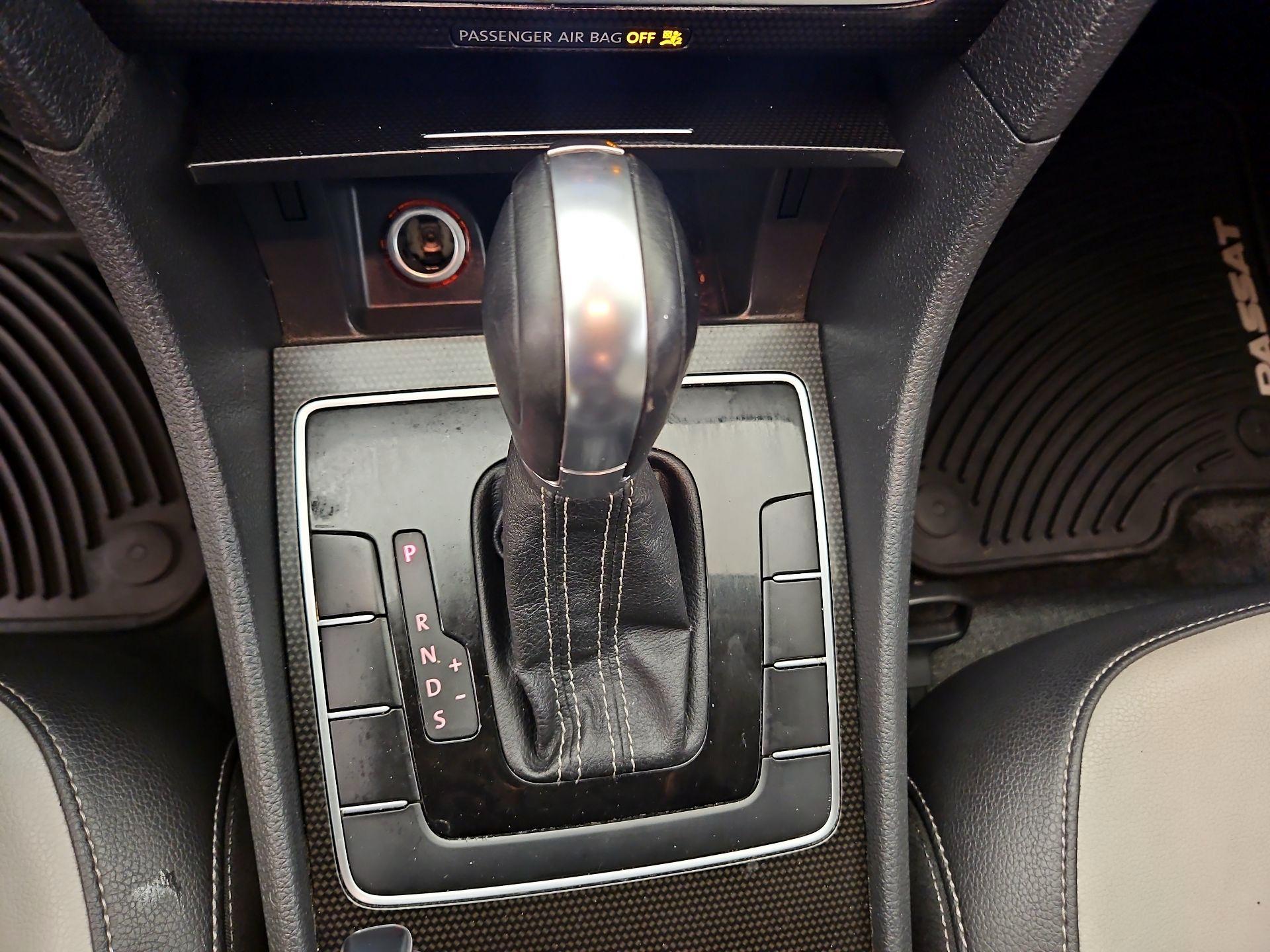 Thumbnail: 2015 Volkswagen Passat - 17