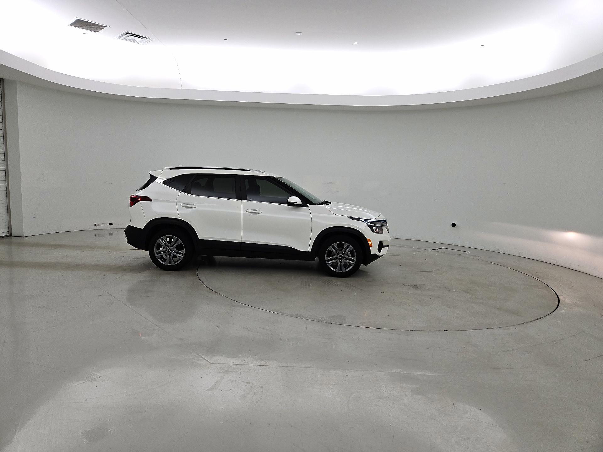 Thumbnail: 2023 Kia Seltos - 4
