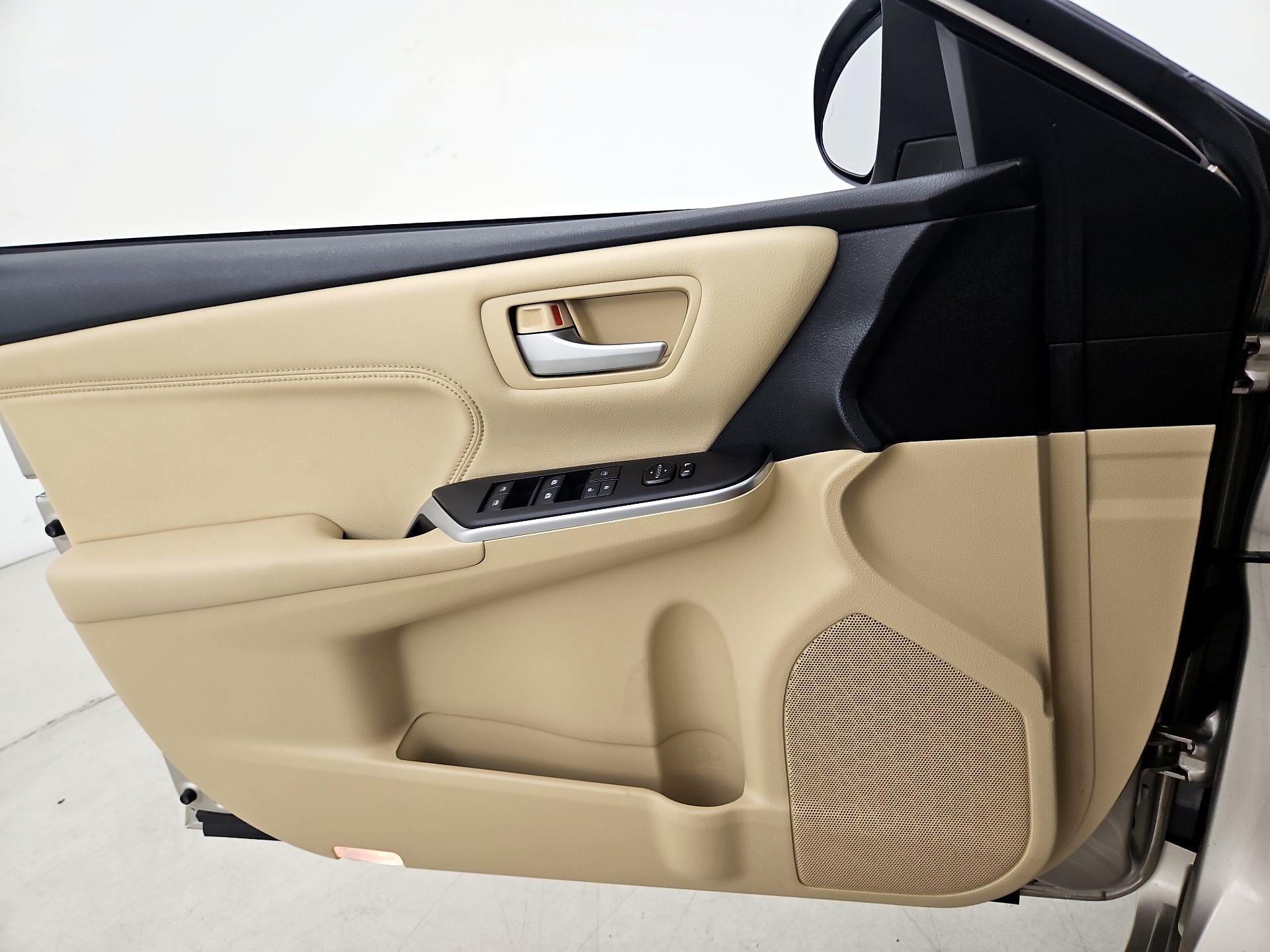 Thumbnail: 2017 Toyota Camry - 12