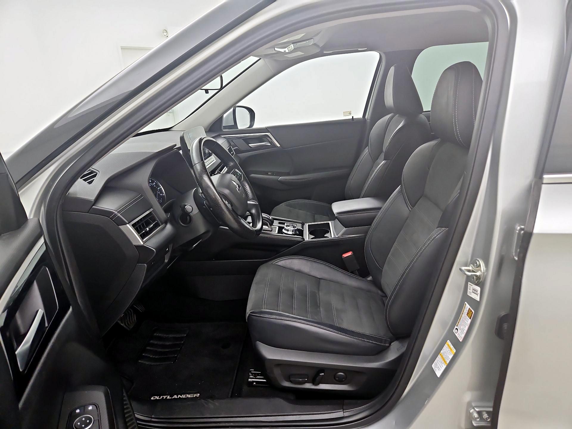 Thumbnail: 2022 Mitsubishi Outlander - 11