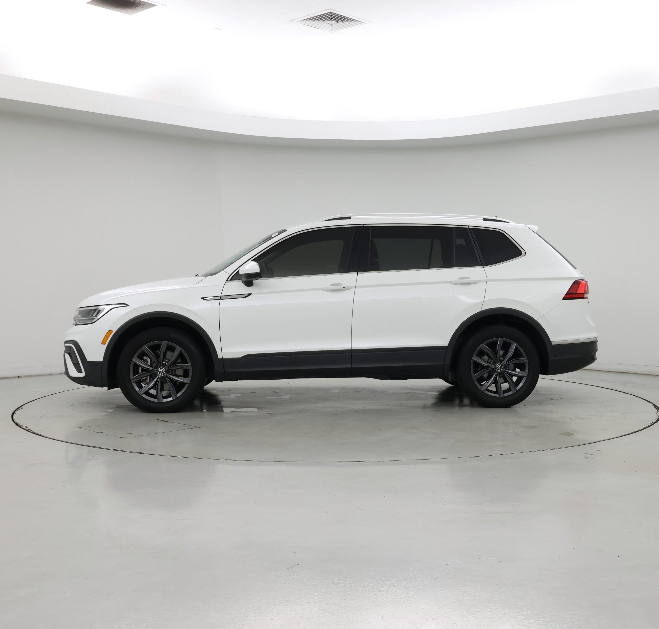 Thumbnail: 2023 Volkswagen Tiguan - 3