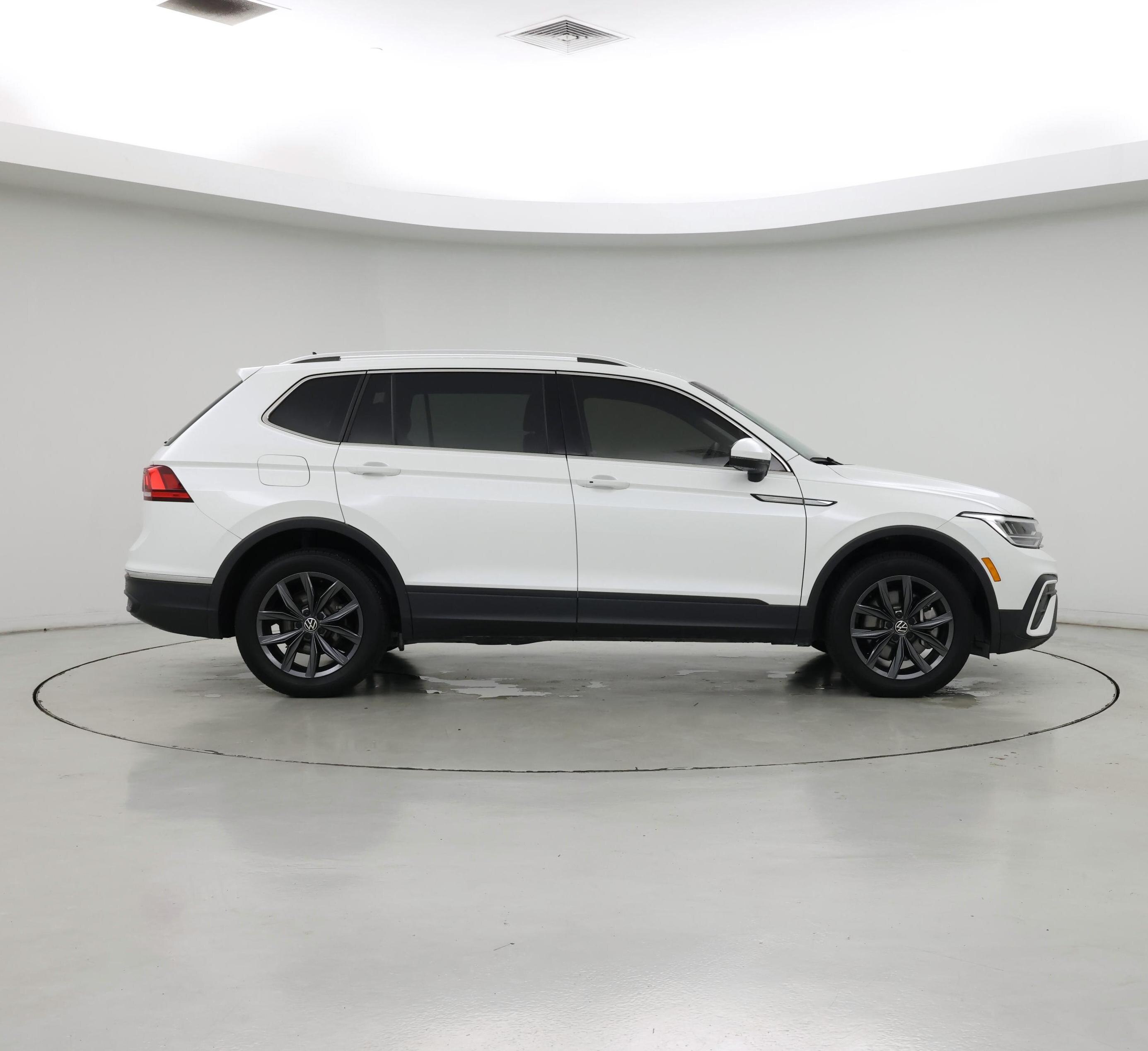 Thumbnail: 2023 Volkswagen Tiguan - 7