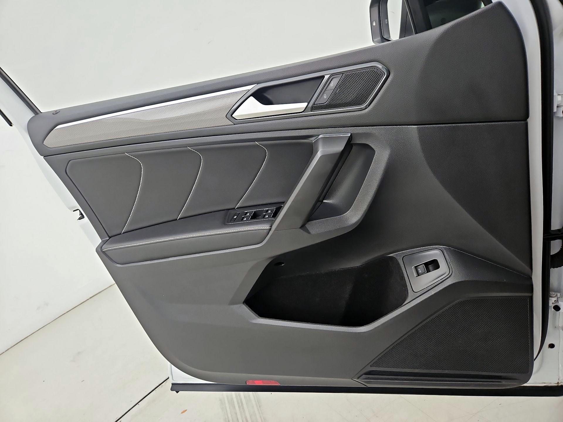 Thumbnail: 2022 Volkswagen Tiguan - 12