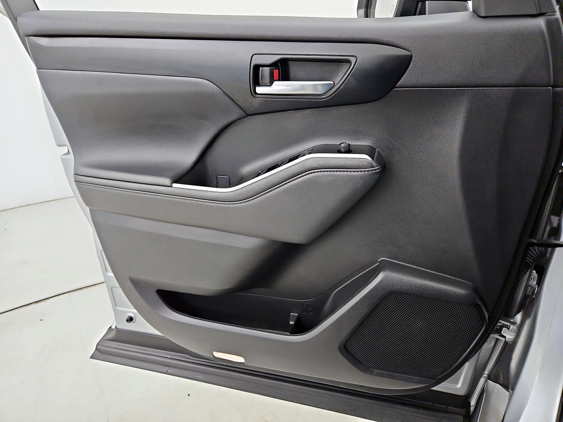 Thumbnail: 2021 Toyota Highlander - 12