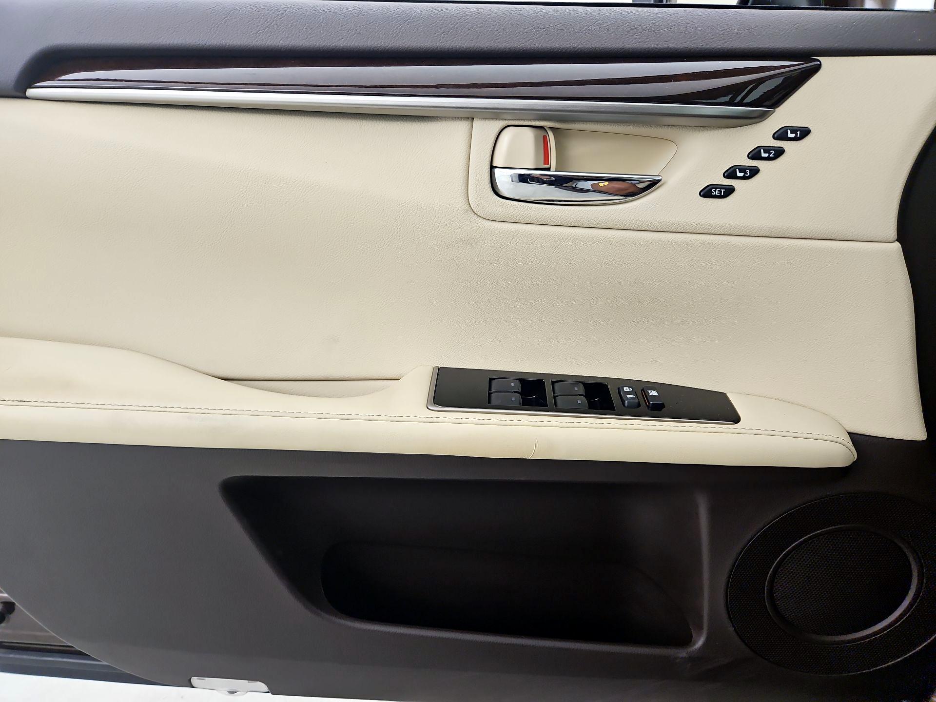 Thumbnail: 2016 Lexus ES - 12