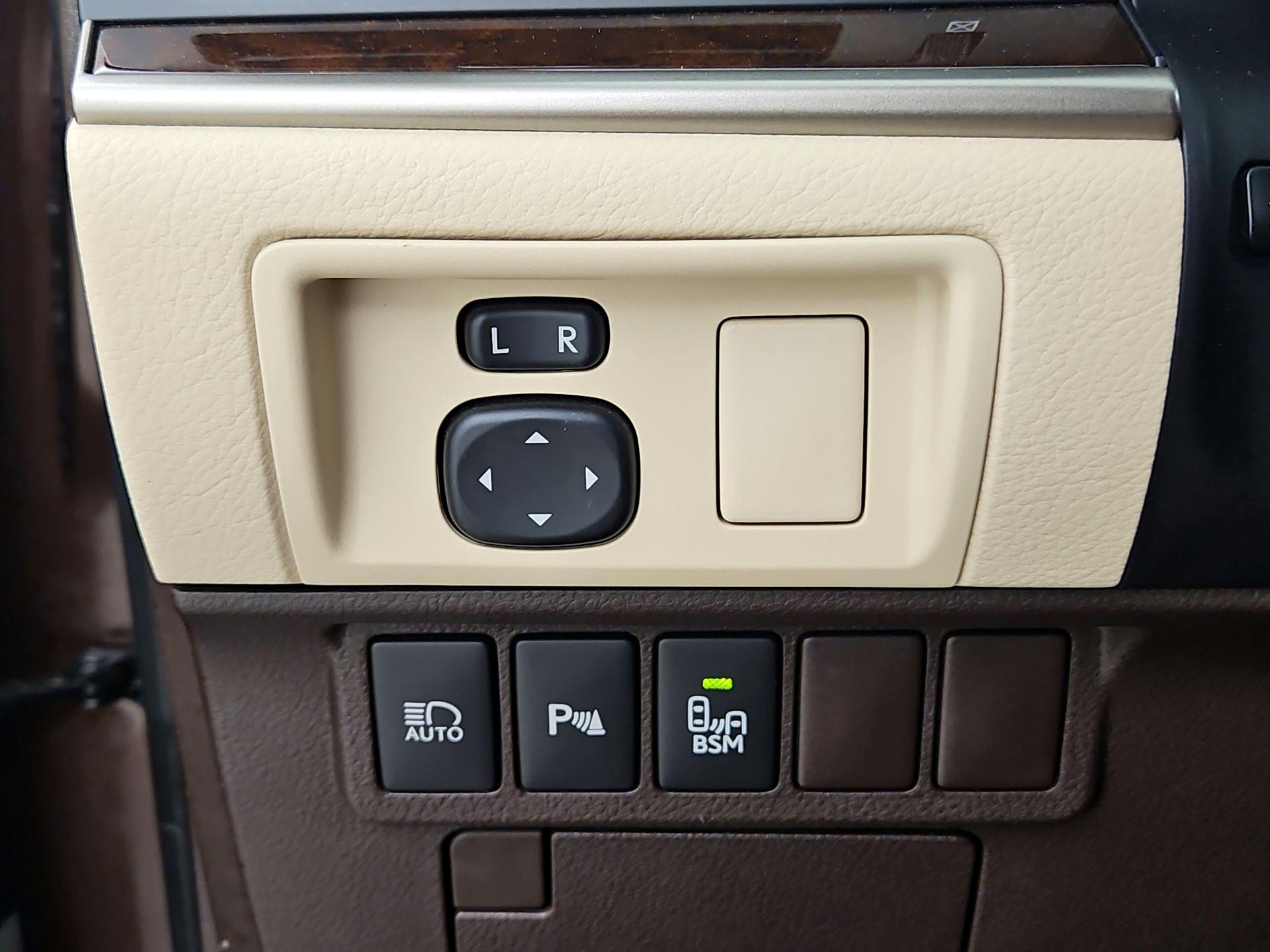 Thumbnail: 2016 Lexus ES - 13