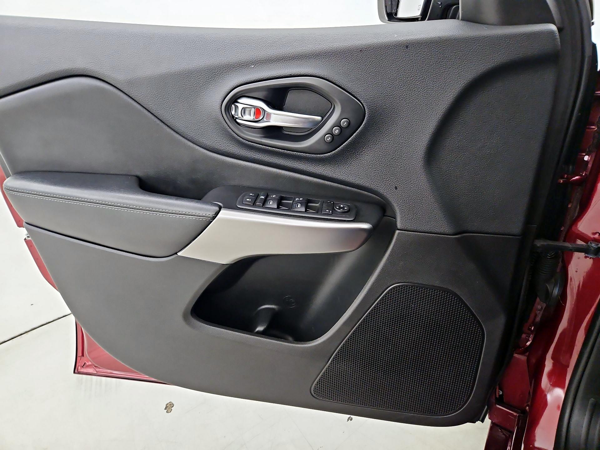 Thumbnail: 2019 Jeep Cherokee - 12