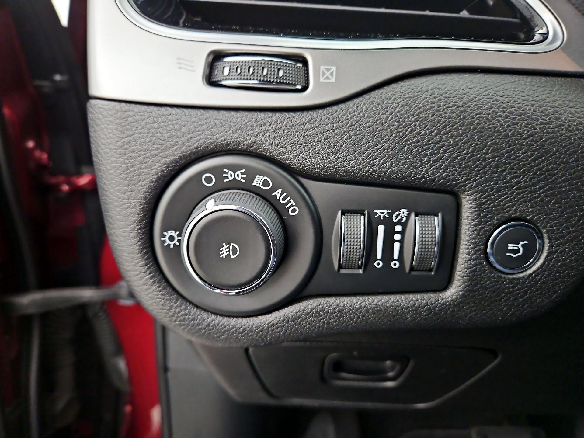 Thumbnail: 2019 Jeep Cherokee - 13