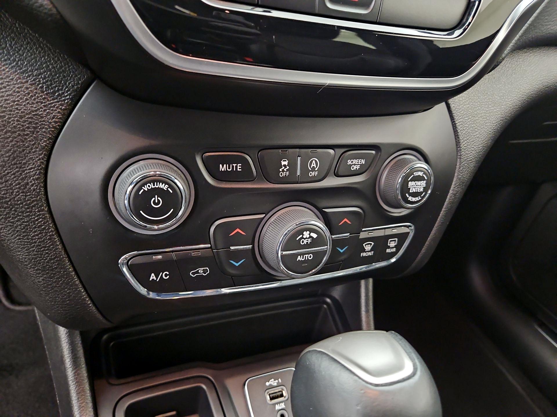 Thumbnail: 2019 Jeep Cherokee - 17