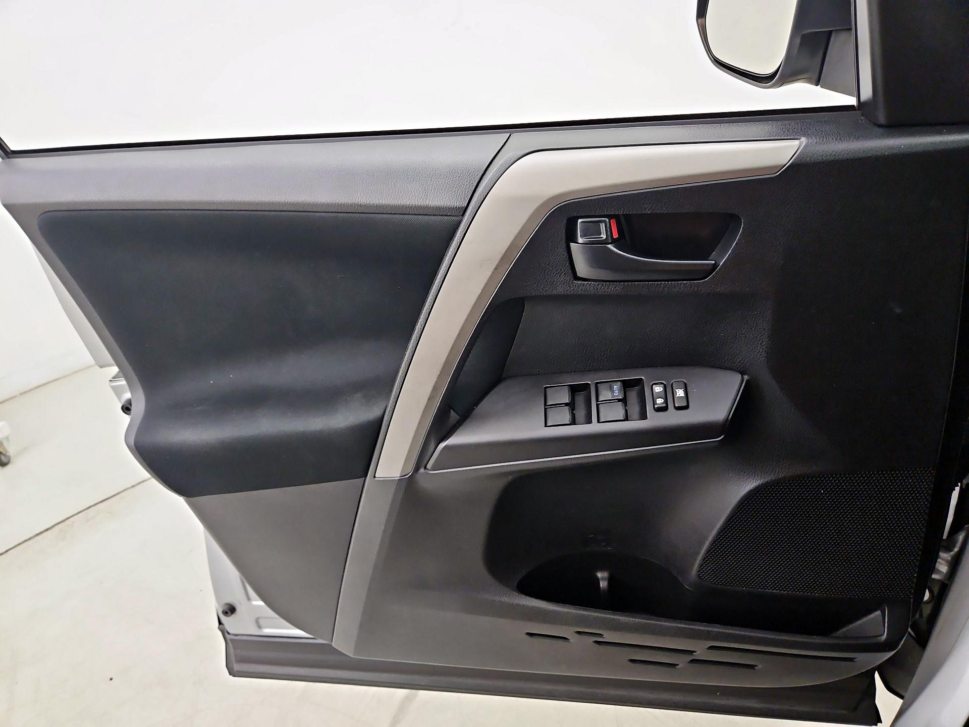 Thumbnail: 2018 Toyota RAV4 - 12