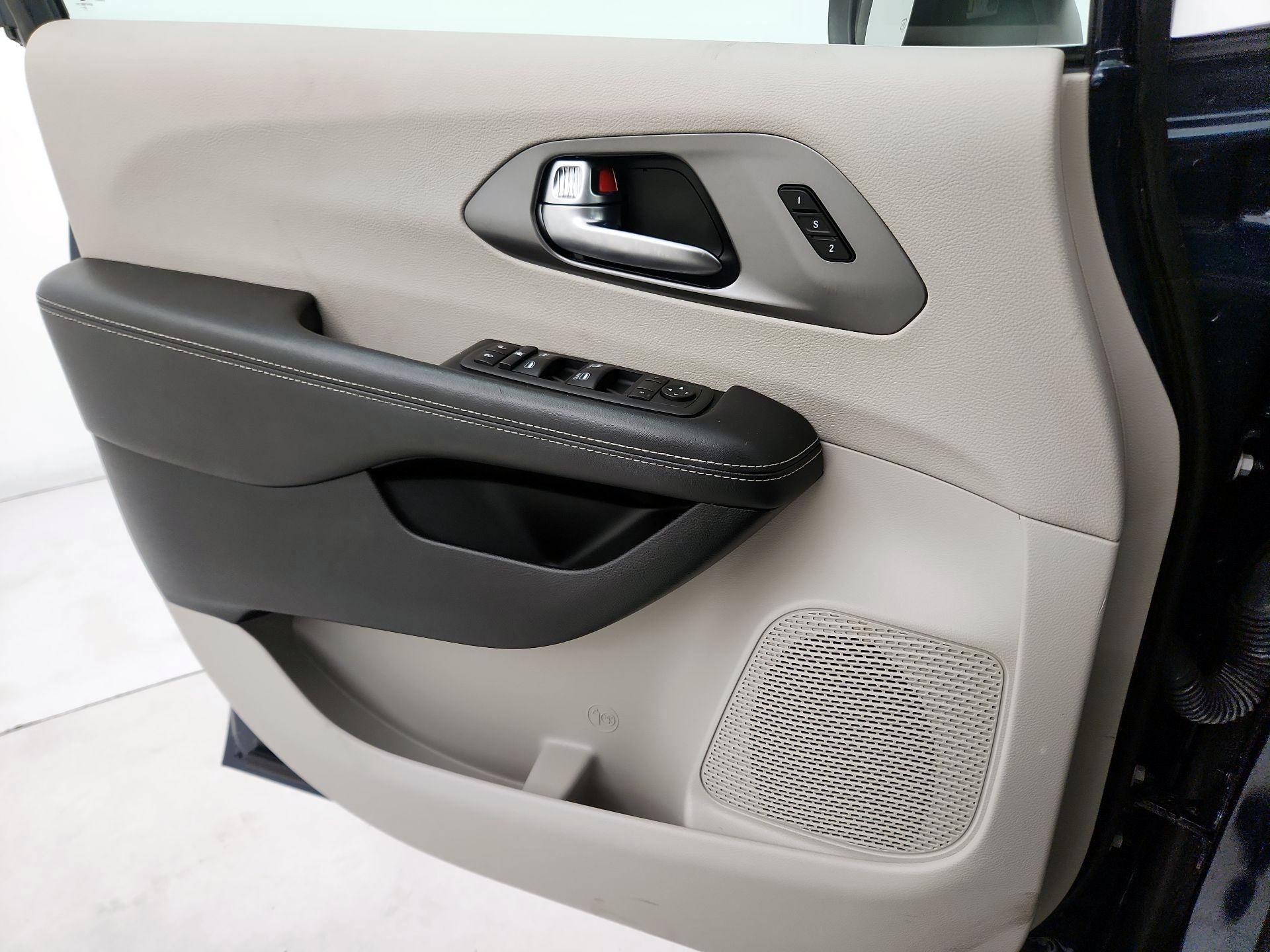 Thumbnail: 2023 Chrysler Pacifica - 12